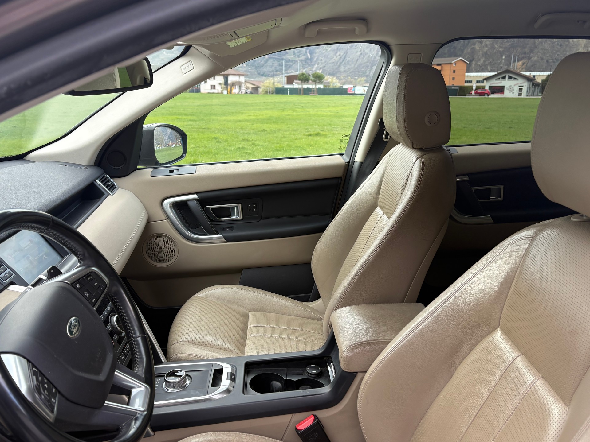 LAND ROVER Discovery Sport 2.0 TD4 HSE AT9-image-9