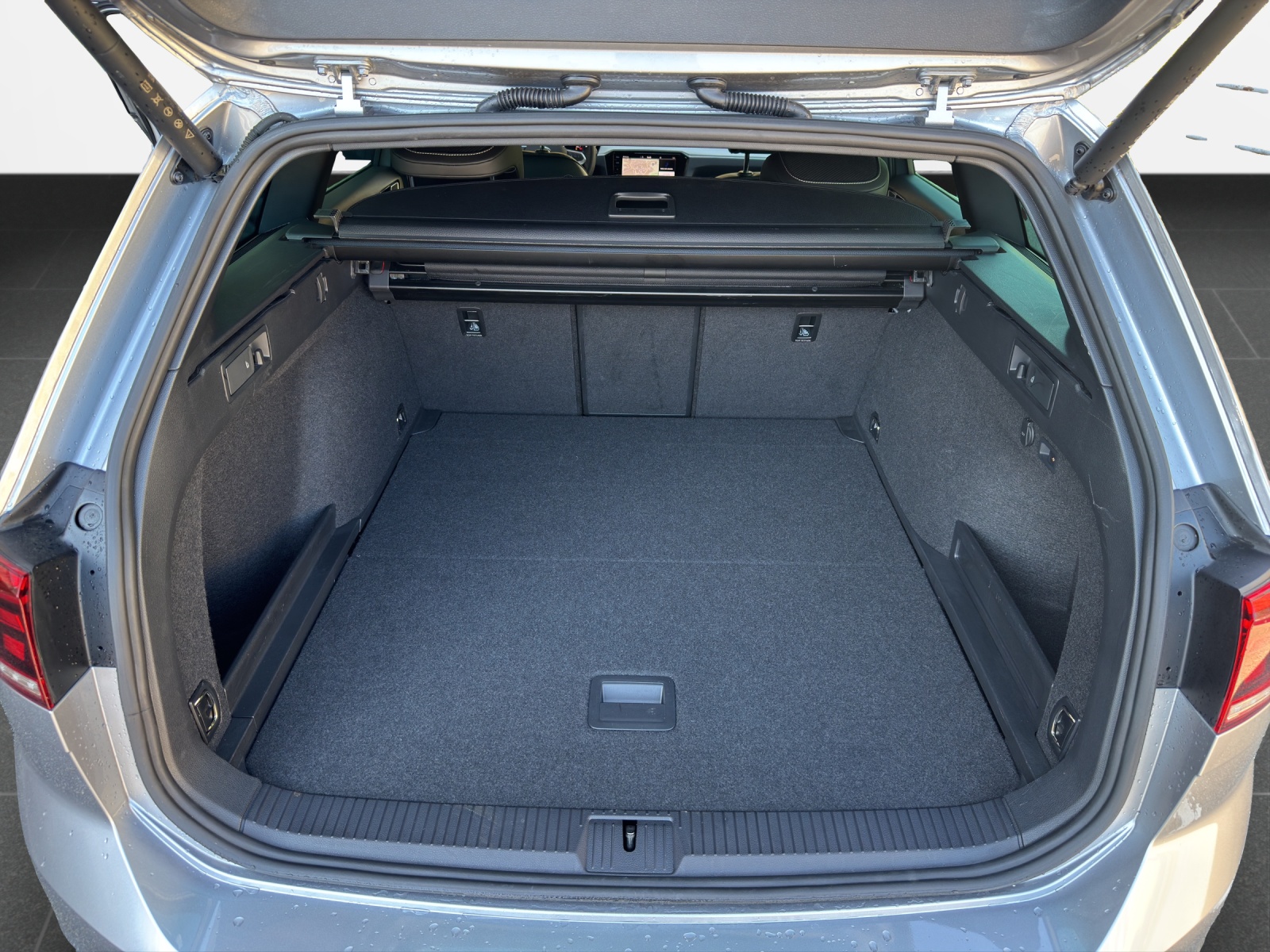 VW Passat Variant 2.0 TSI Elegance 4Motion DSG-image-15
