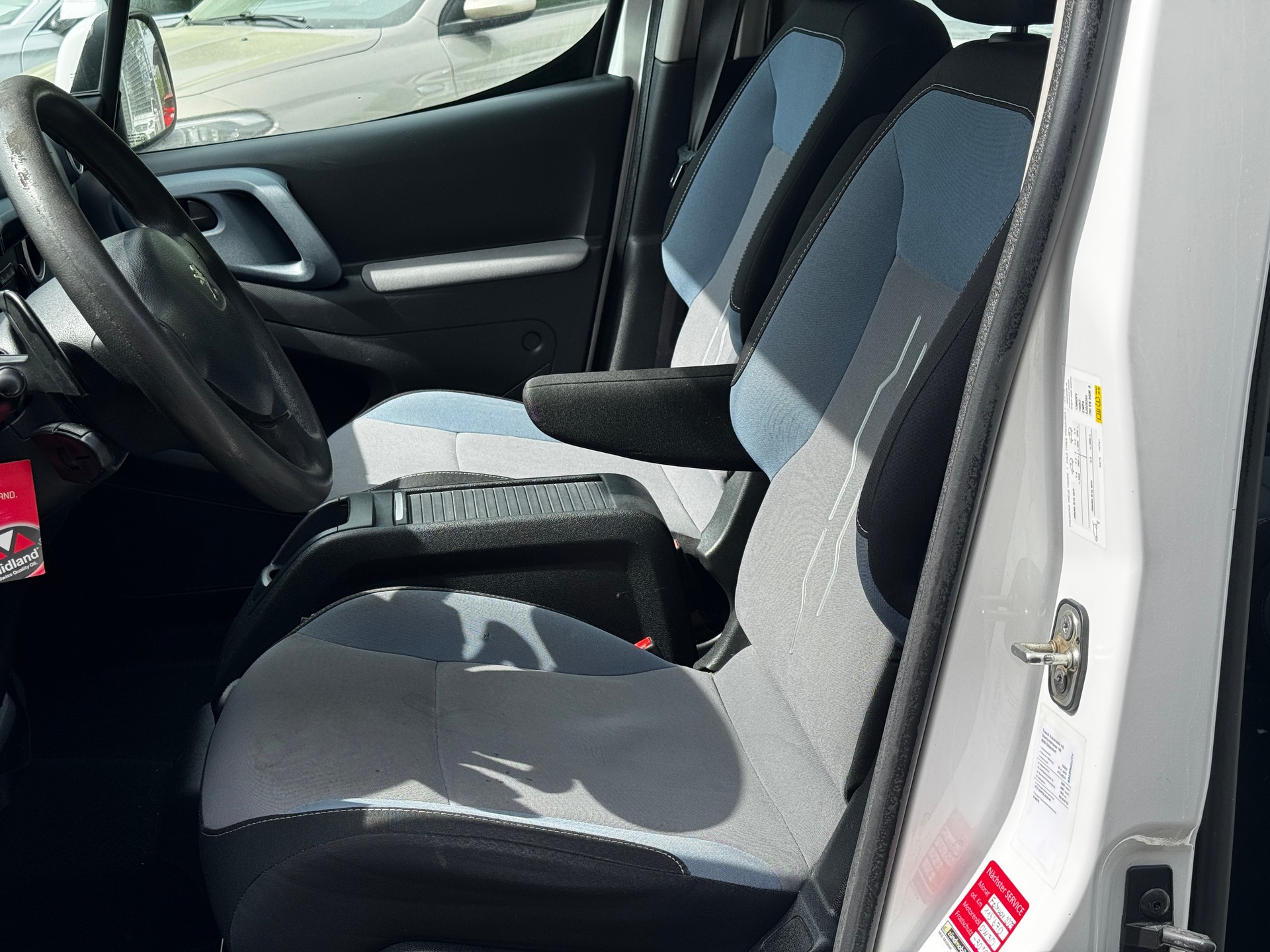 PEUGEOT Partner 1.6 e-HDI Active EGS6-image-14
