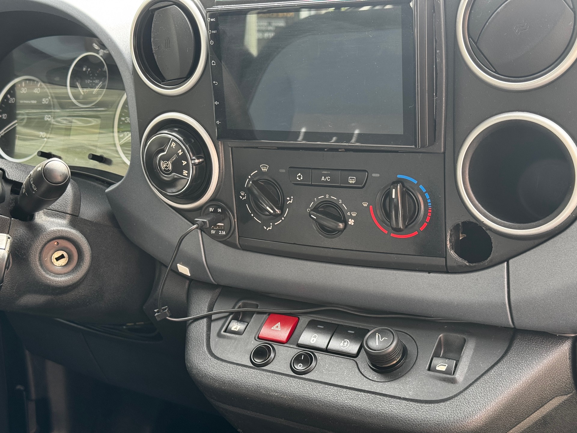PEUGEOT Partner 1.6 e-HDI Active EGS6-image-10
