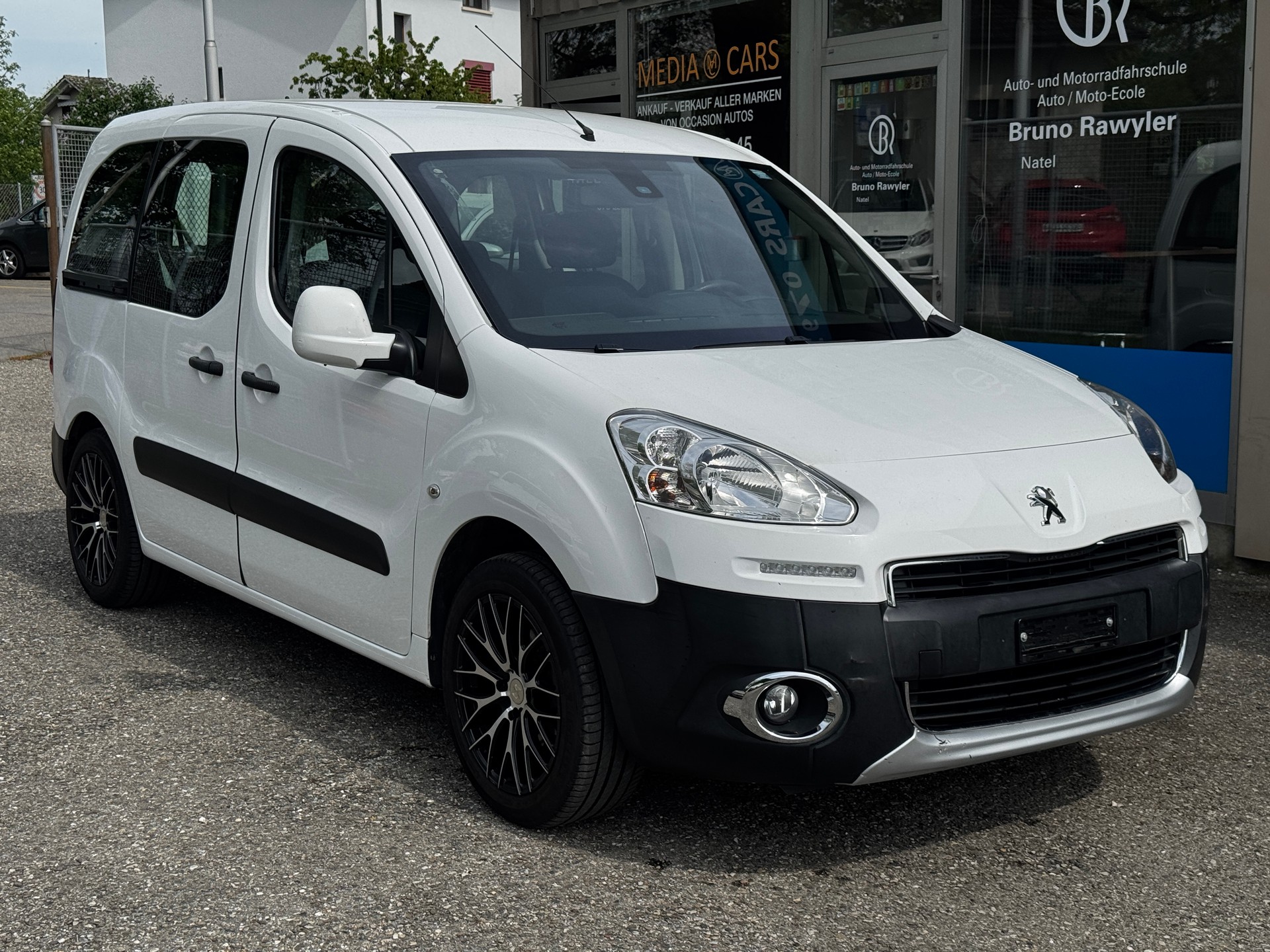 PEUGEOT Partner 1.6 e-HDI Active EGS6-image-1