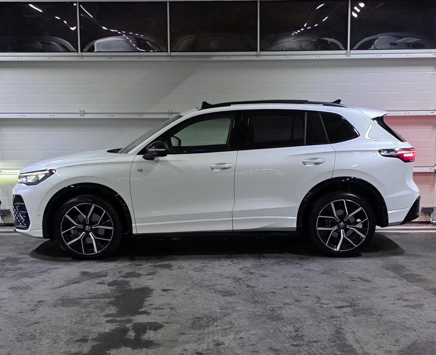 VW Tiguan 2.0 TSI DSG R-Line 4Motion IQ *Massagefunktion*Panoramadach*360°Kamera*AHK*-image-1