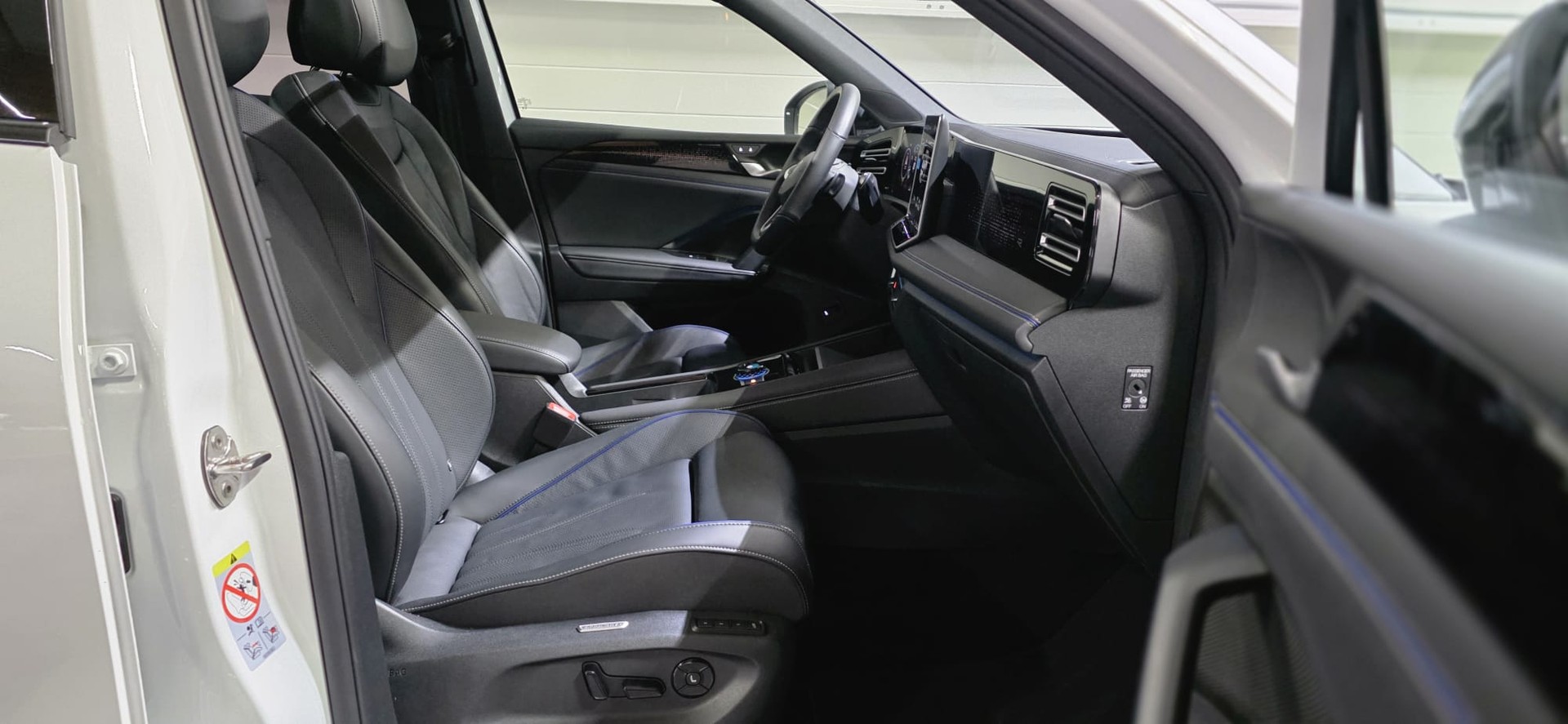 VW Tiguan 2.0 TSI DSG R-Line 4Motion IQ *Massagefunktion*Panoramadach*360°Kamera*AHK*-image-25