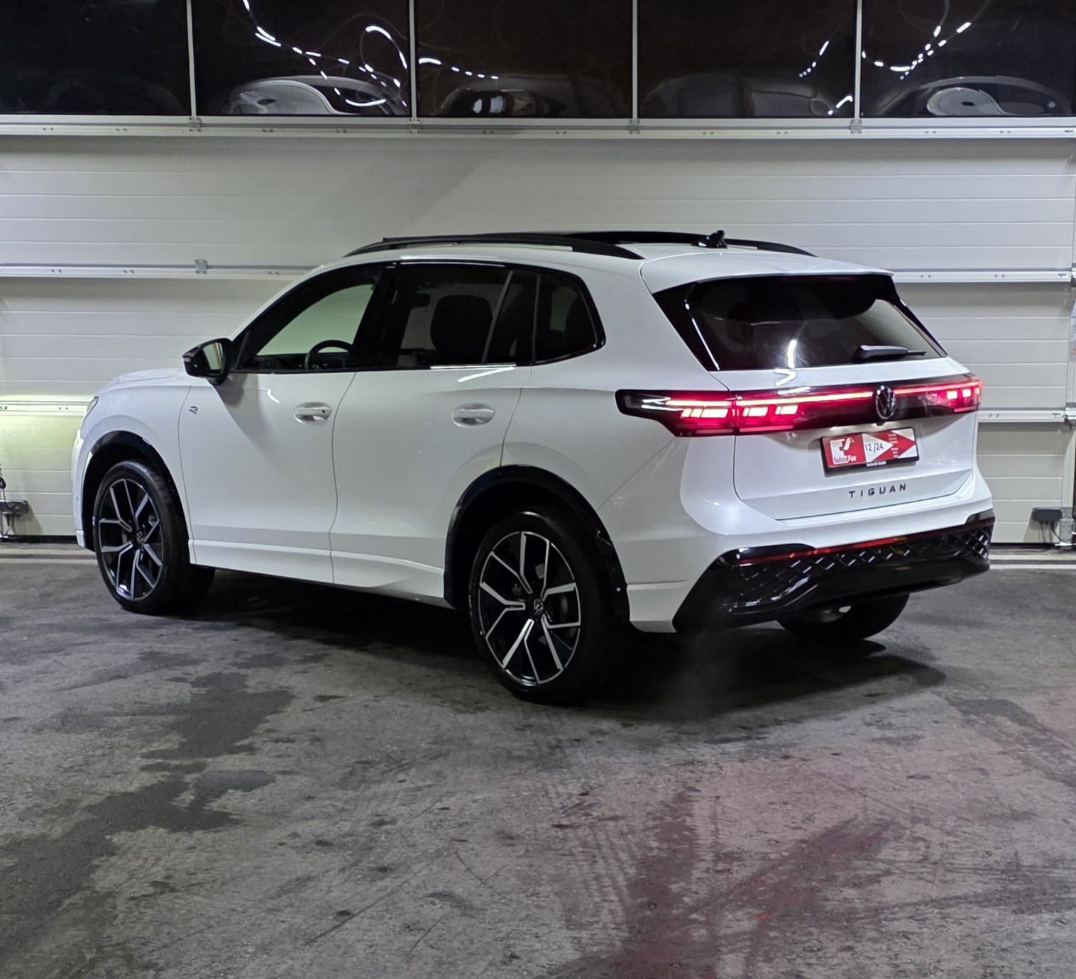 VW Tiguan 2.0 TSI DSG R-Line 4Motion IQ *Massagefunktion*Panoramadach*360°Kamera*AHK*-image-2