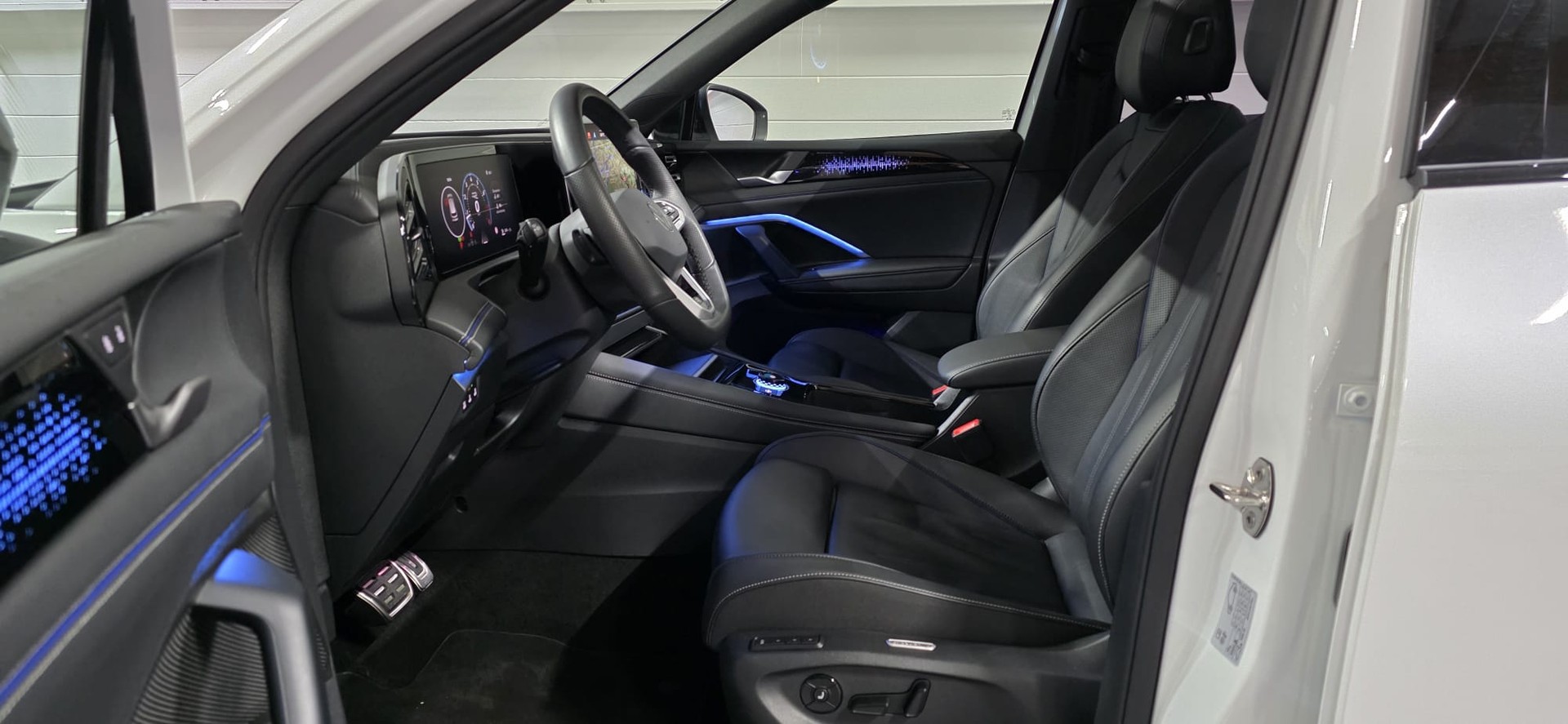 VW Tiguan 2.0 TSI DSG R-Line 4Motion IQ *Massagefunktion*Panoramadach*360°Kamera*AHK*-image-8