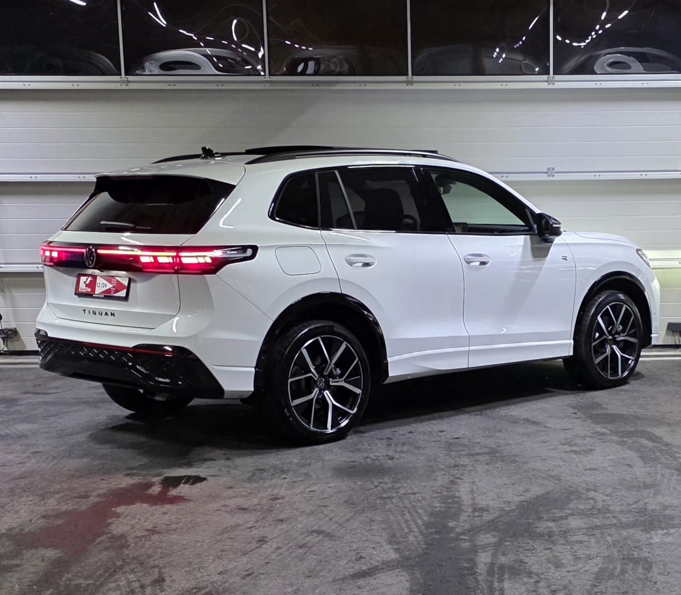 VW Tiguan 2.0 TSI DSG R-Line 4Motion IQ *Massagefunktion*Panoramadach*360°Kamera*AHK*-image-4