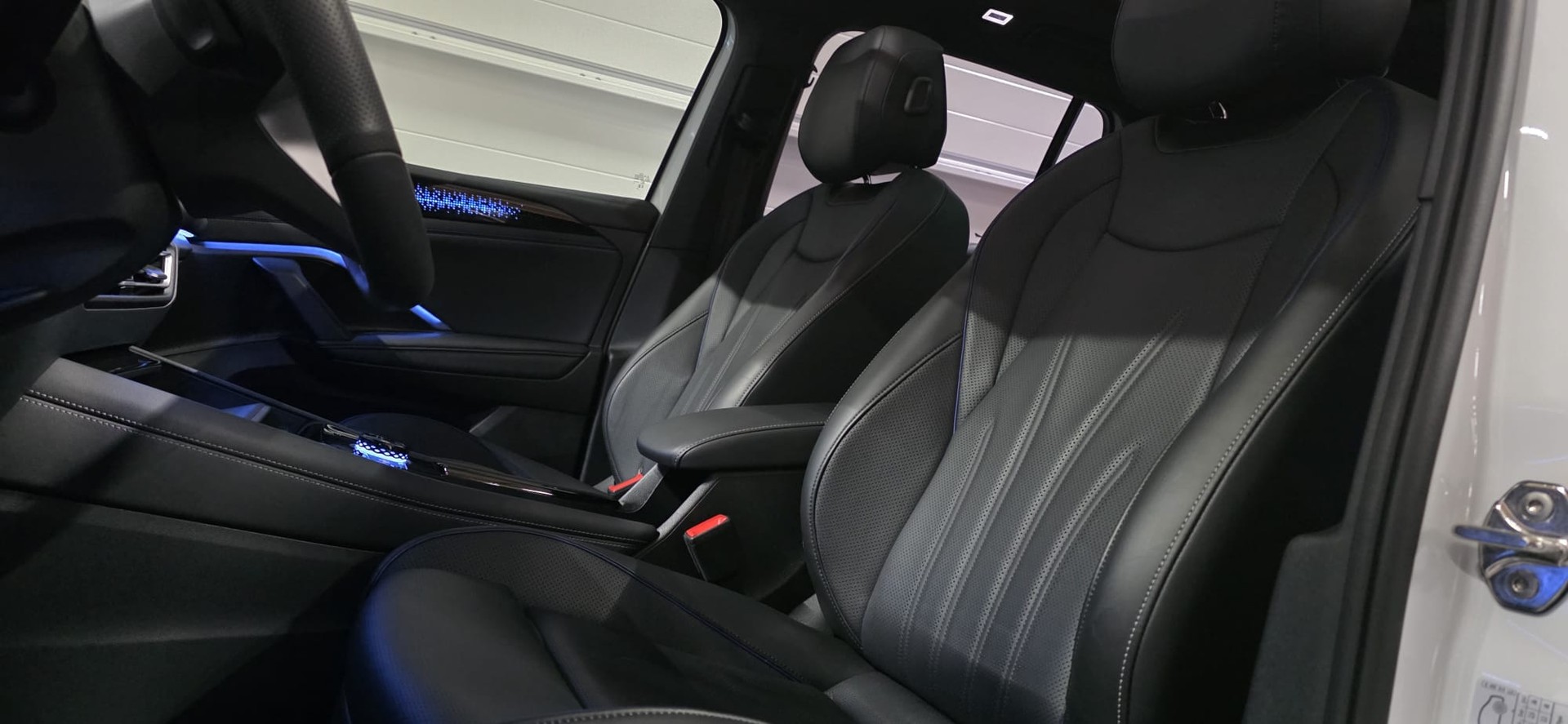 VW Tiguan 2.0 TSI DSG R-Line 4Motion IQ *Massagefunktion*Panoramadach*360°Kamera*AHK*-image-9