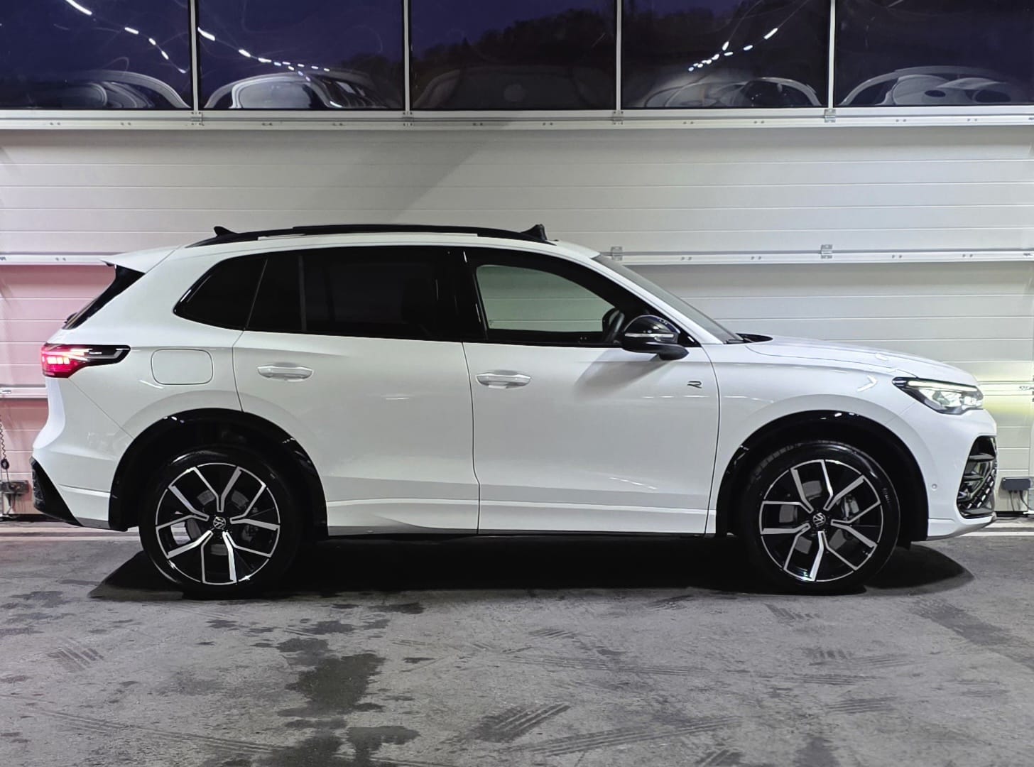 VW Tiguan 2.0 TSI DSG R-Line 4Motion IQ *Massagefunktion*Panoramadach*360°Kamera*AHK*-image-5