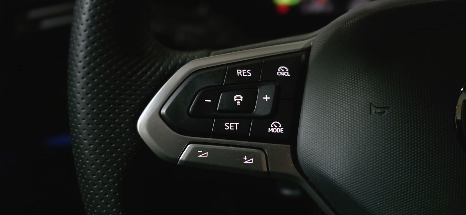 VW Tiguan 2.0 TSI DSG R-Line 4Motion IQ *Massagefunktion*Panoramadach*360°Kamera*AHK*-image-14