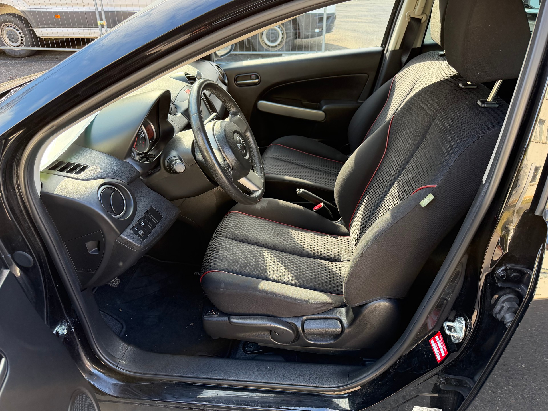 MAZDA 2 1.3i 16V Exclusive-image-8