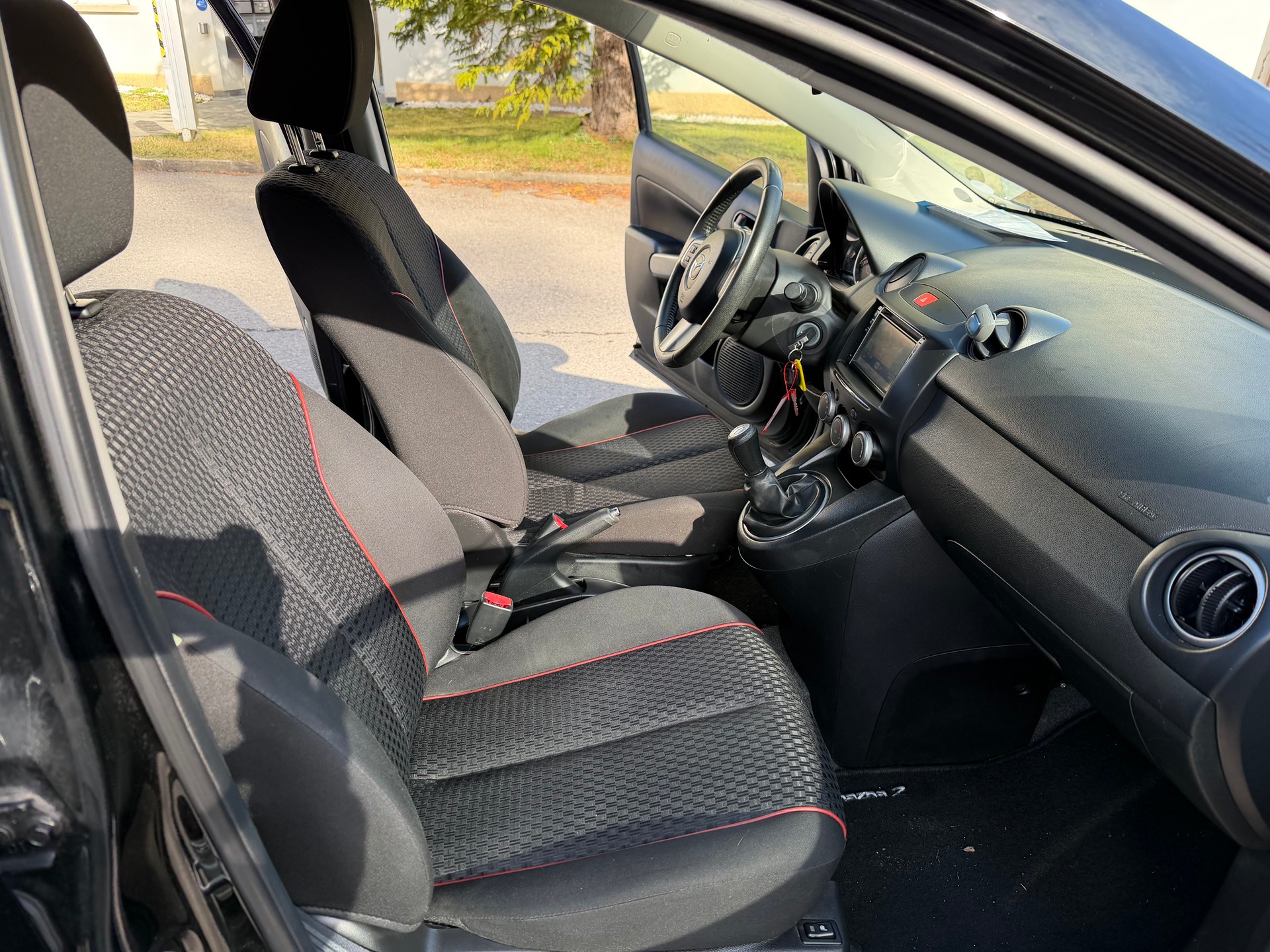 MAZDA 2 1.3i 16V Exclusive-image-12