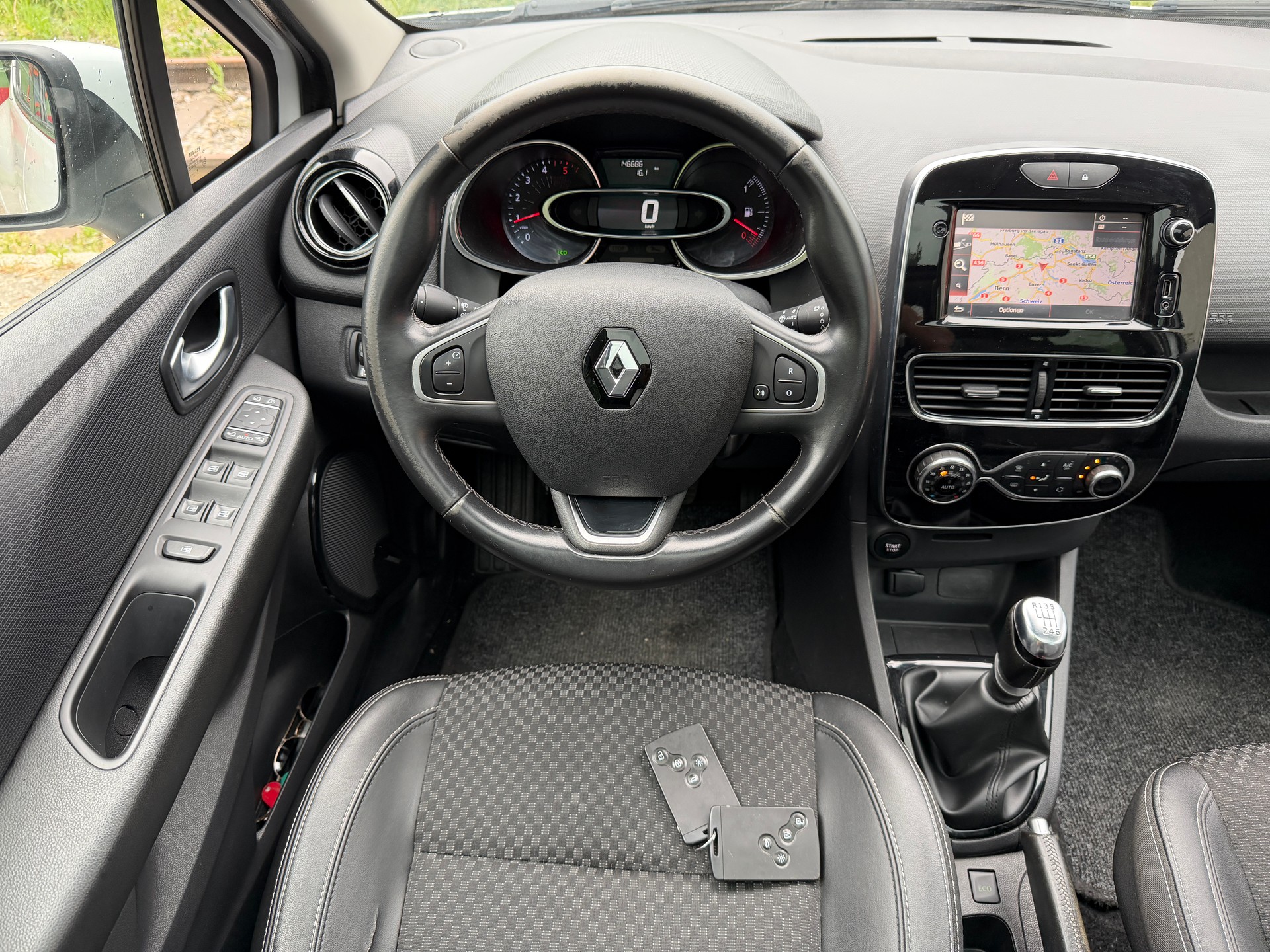 RENAULT Clio 1.5 dCi 110 Swiss Edition-image-11