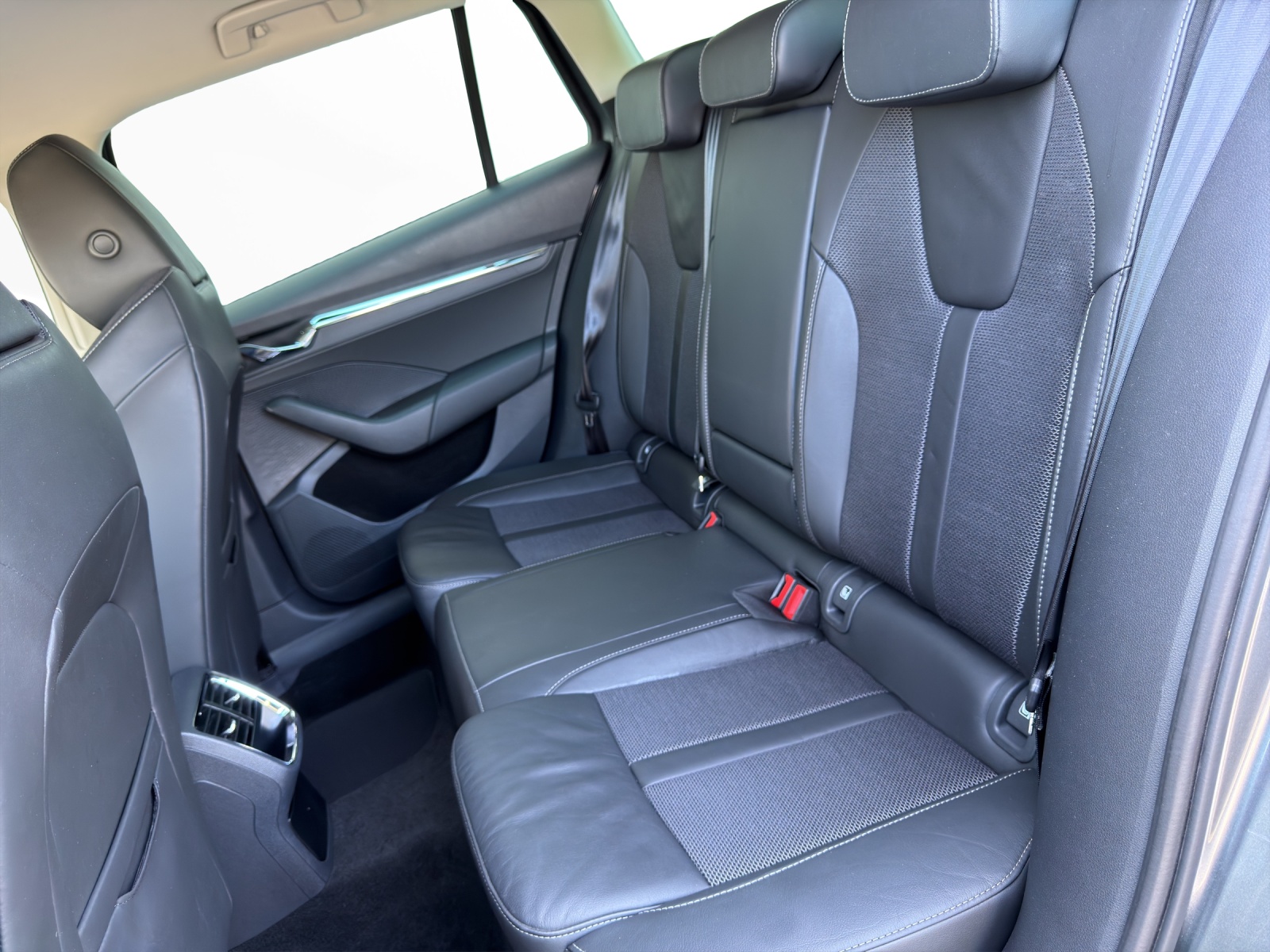 SKODA Octavia Combi 2.0 TDI DSG Style 4x4-image-13