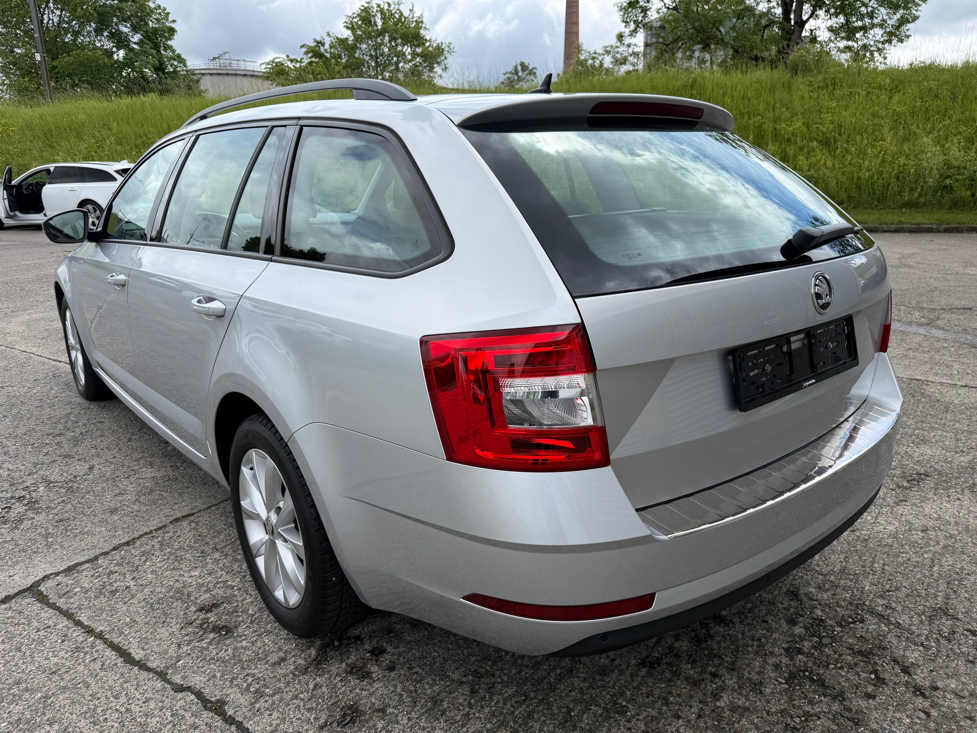SKODA Octavia Combi 1.6 TDI Ambition DSG-image-2