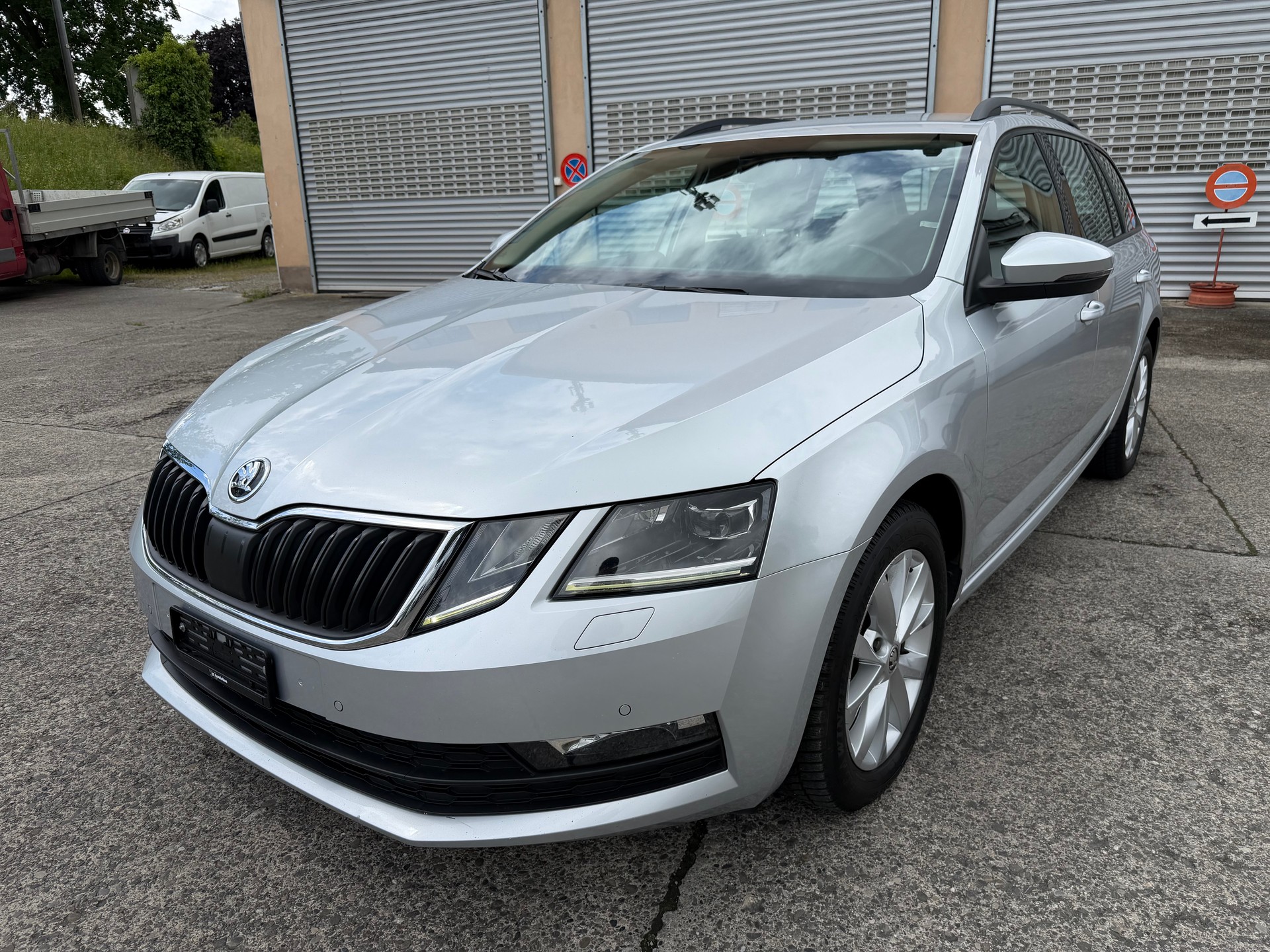 SKODA Octavia Combi 1.6 TDI Ambition DSG-image-0