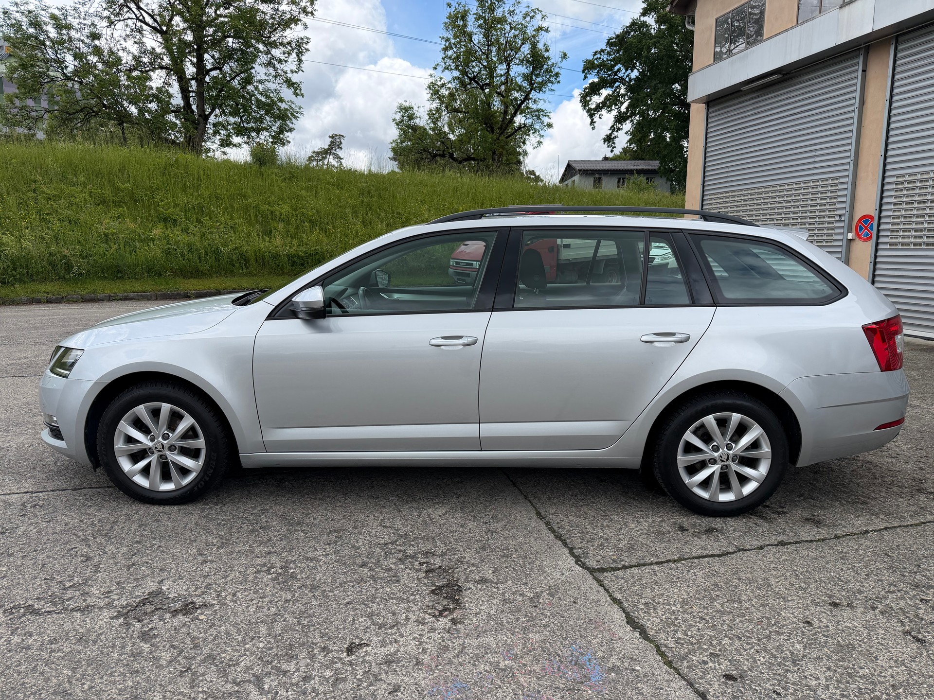 SKODA Octavia Combi 1.6 TDI Ambition DSG-image-1