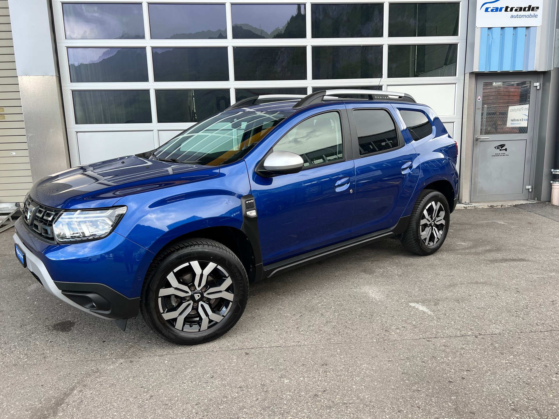 DACIA Duster Blue 1.5 dCi Prestige 4x4 *** Navigation * Front & Heckkamera * Tempomat * 8 fachbereift * 12 / 24 Garantie möglich ***-showroom-element-2
