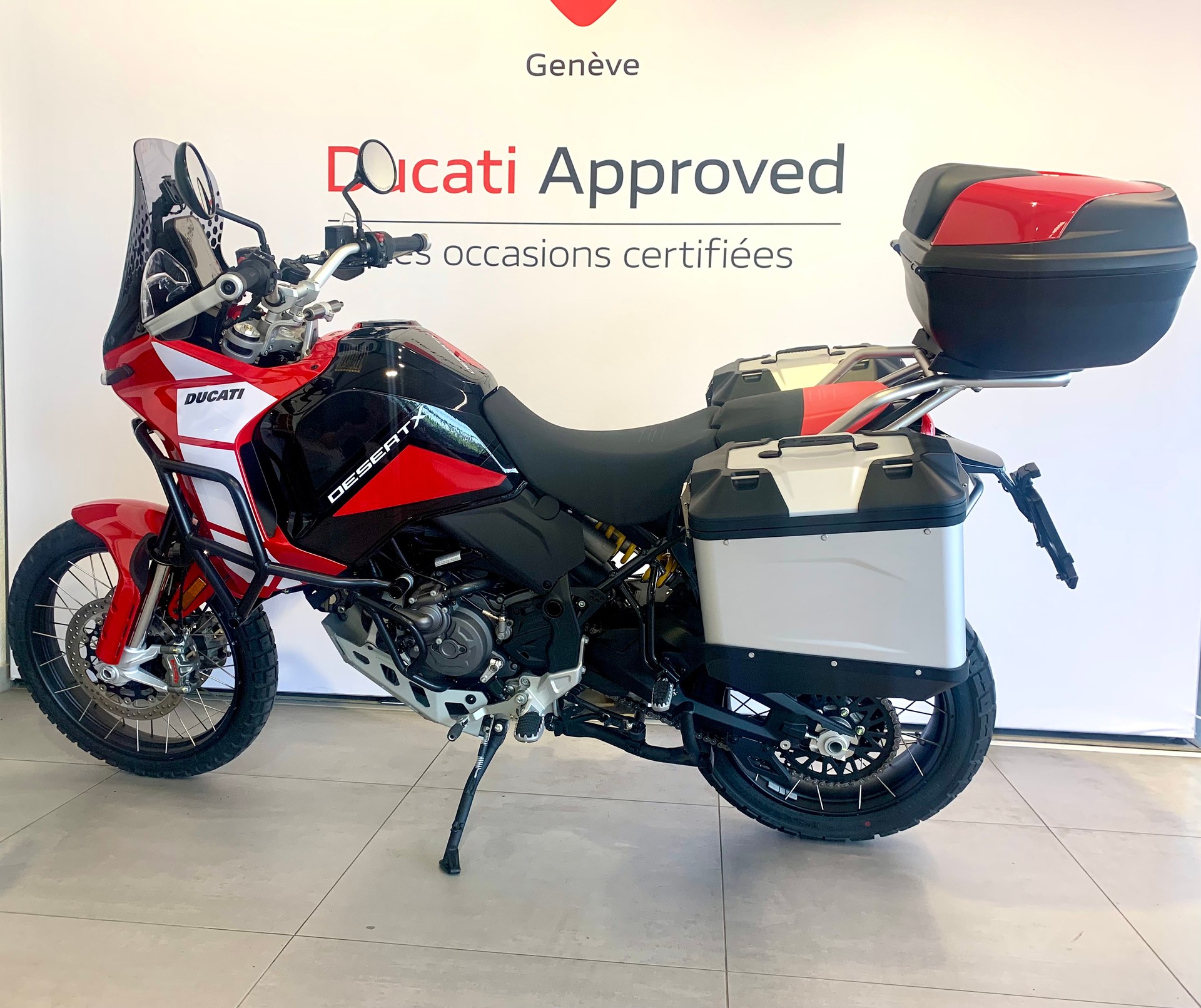 DUCATI Desert X-showroom-element-1