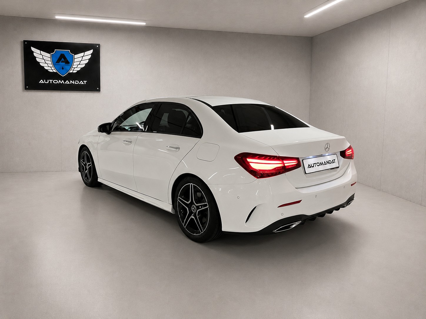 MERCEDES-BENZ A 220 4Matic 8G-DCT-showroom-element-2