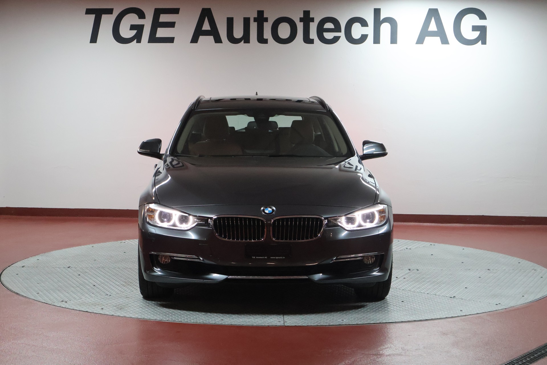 BMW 328i xDrive Touring Luxury Line Steptronic-showroom-element-1