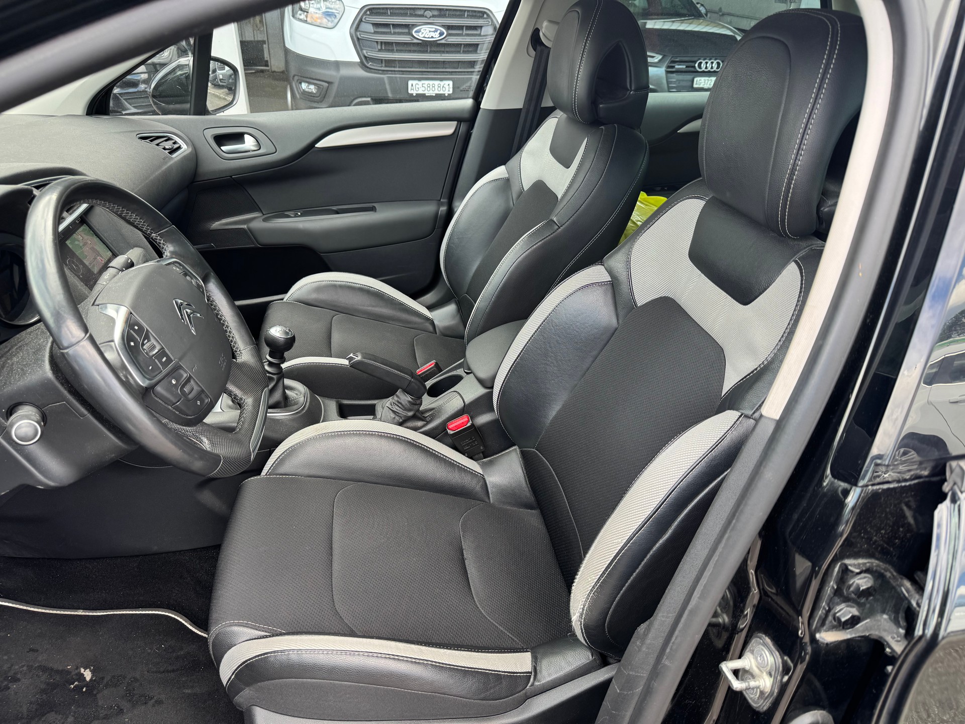 CITROEN C4 Berline 1.6 HDi Swiss Style-image-3