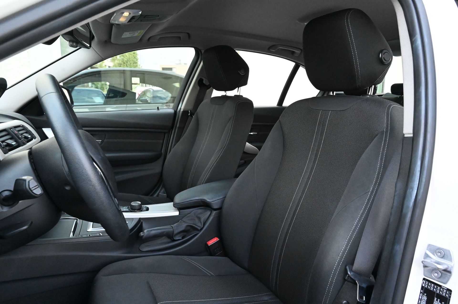 BMW 320i Steptronic-image-13