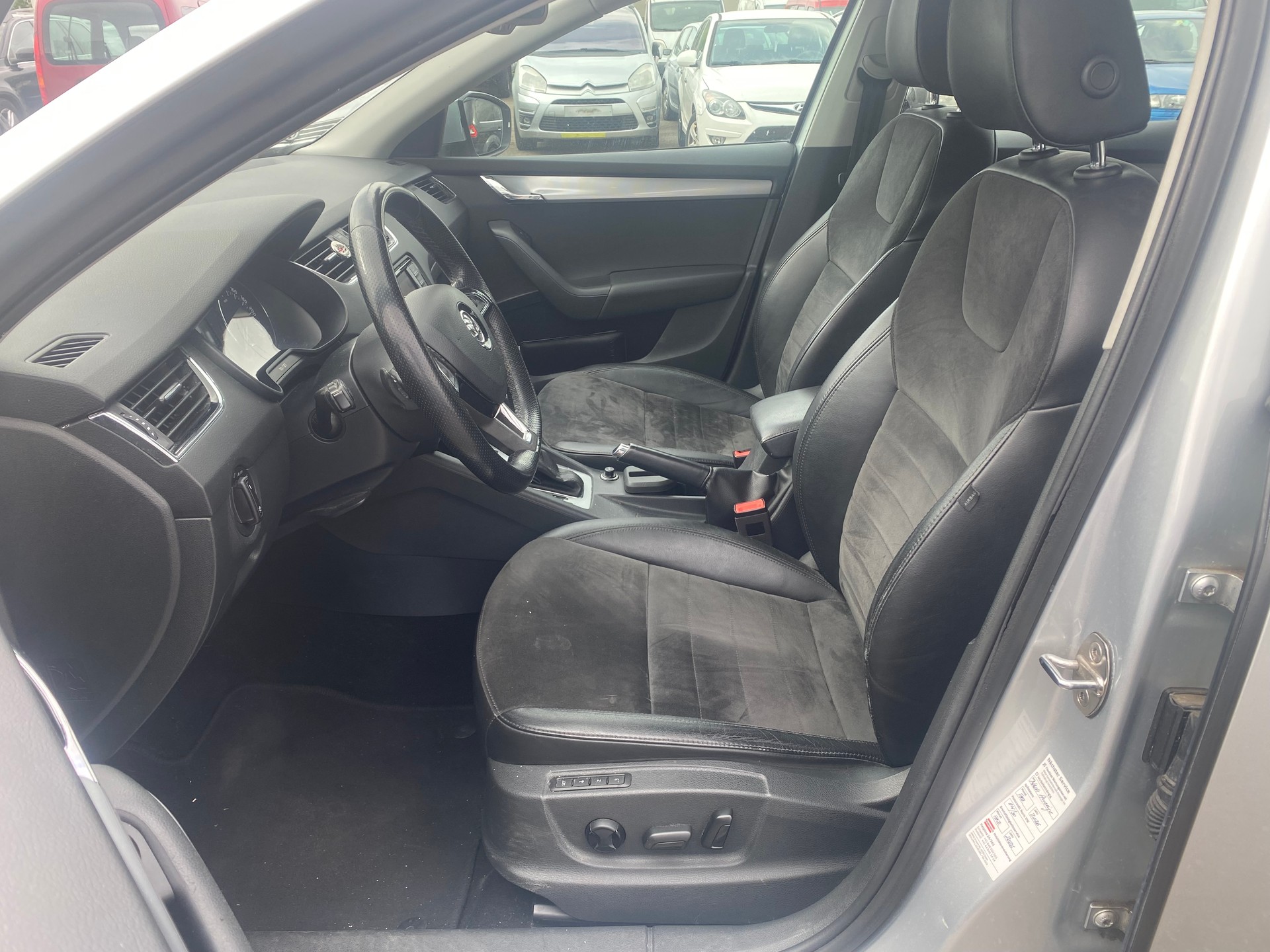 SKODA Octavia Combi 2.0 TDI Swiss Edition 4x4 DSG-image-10