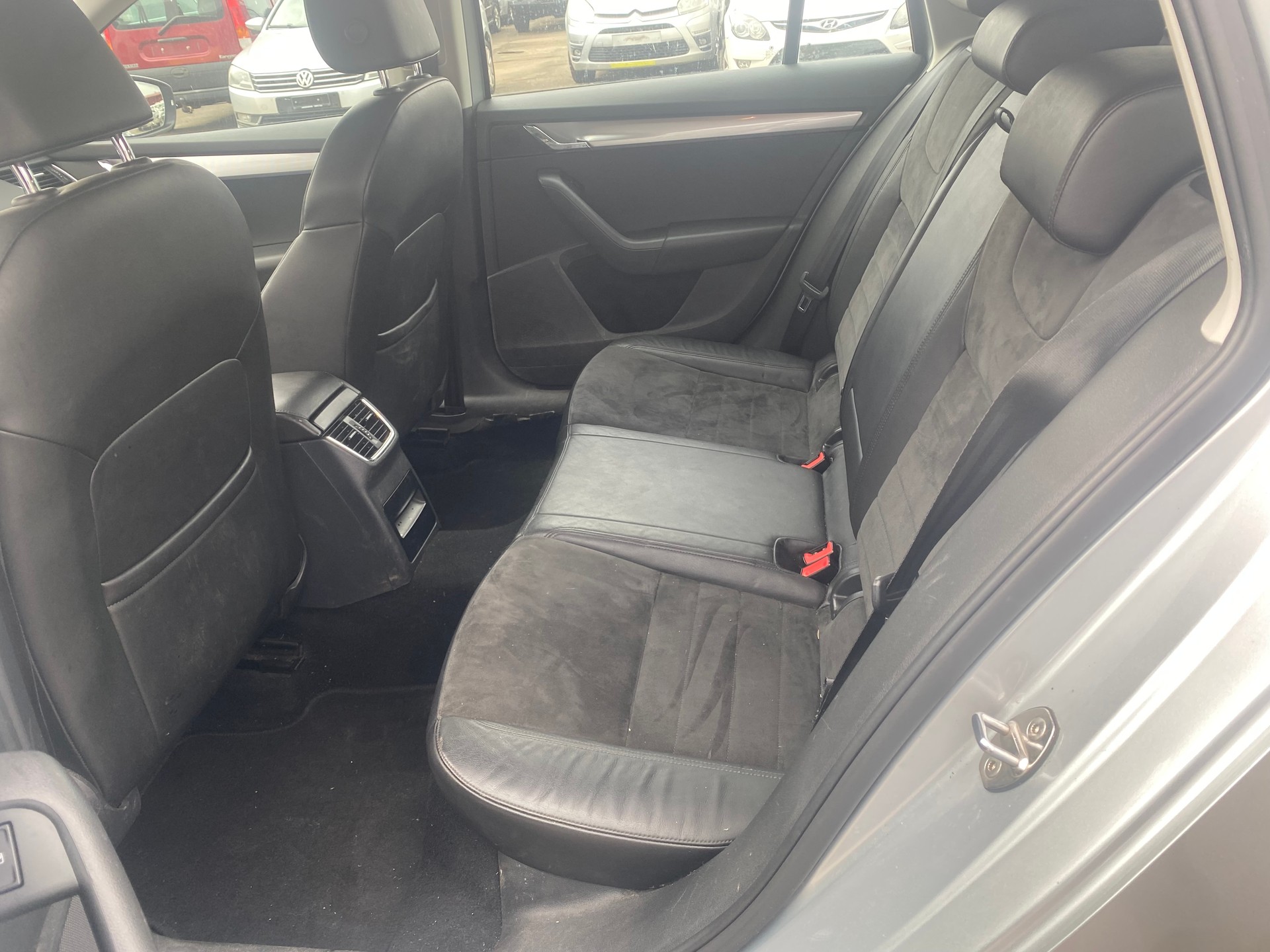 SKODA Octavia Combi 2.0 TDI Swiss Edition 4x4 DSG-image-11