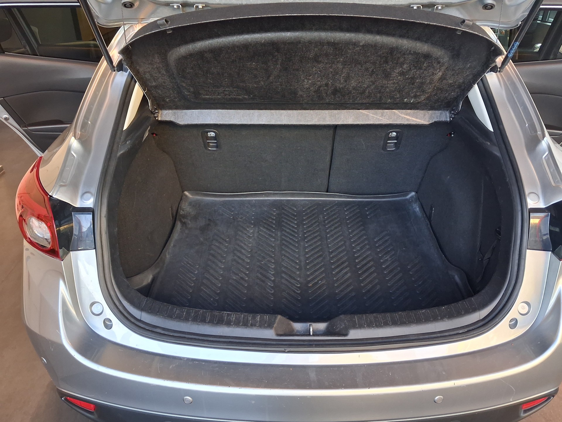 MAZDA 3 2.0 16V Revolution-image-7