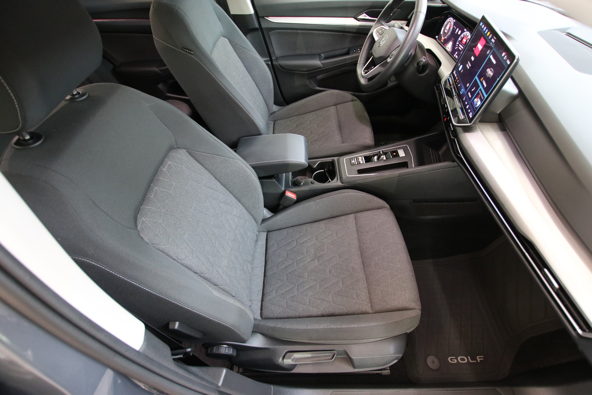 VW Golf 1.5 e TSI mHEV Life Plus DSG-image-12