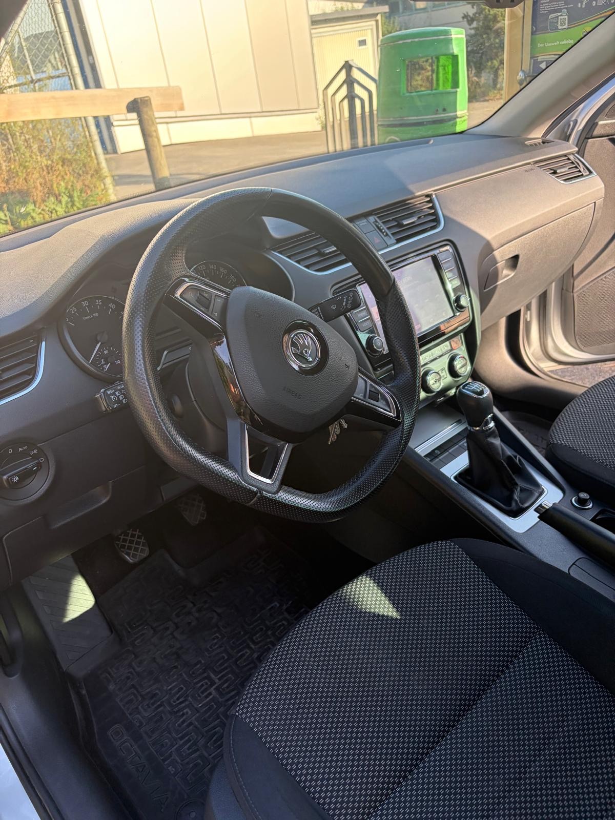 SKODA Octavia Combi 1.6 TDI GreenLine-image-4