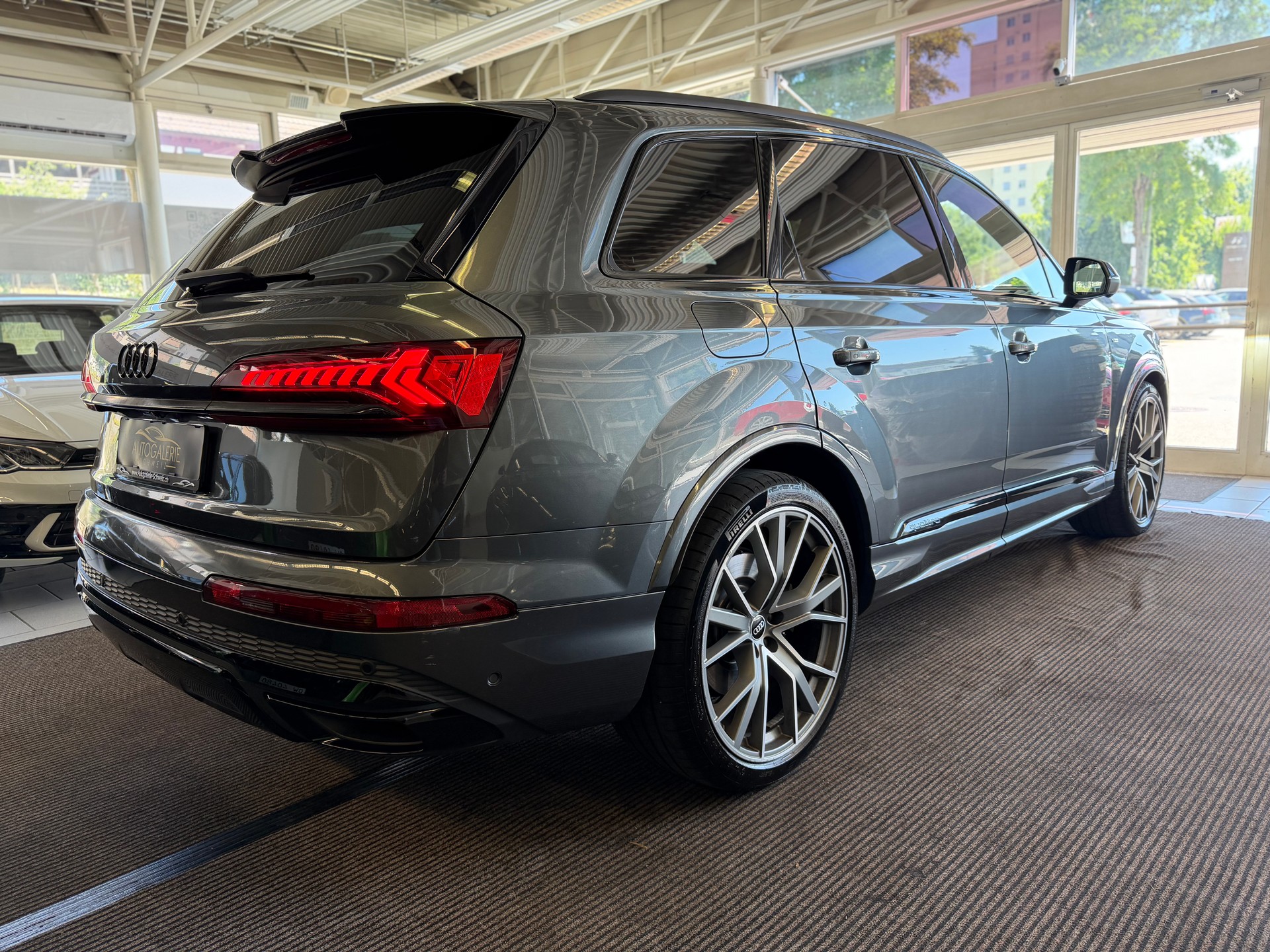 AUDI Q7 55 TFSI S Line quattro | CH | NP: 150K | Alle Service | AHK | Pano | Standhei. | Matrix | 22" | 7 Sitzer |-image-32