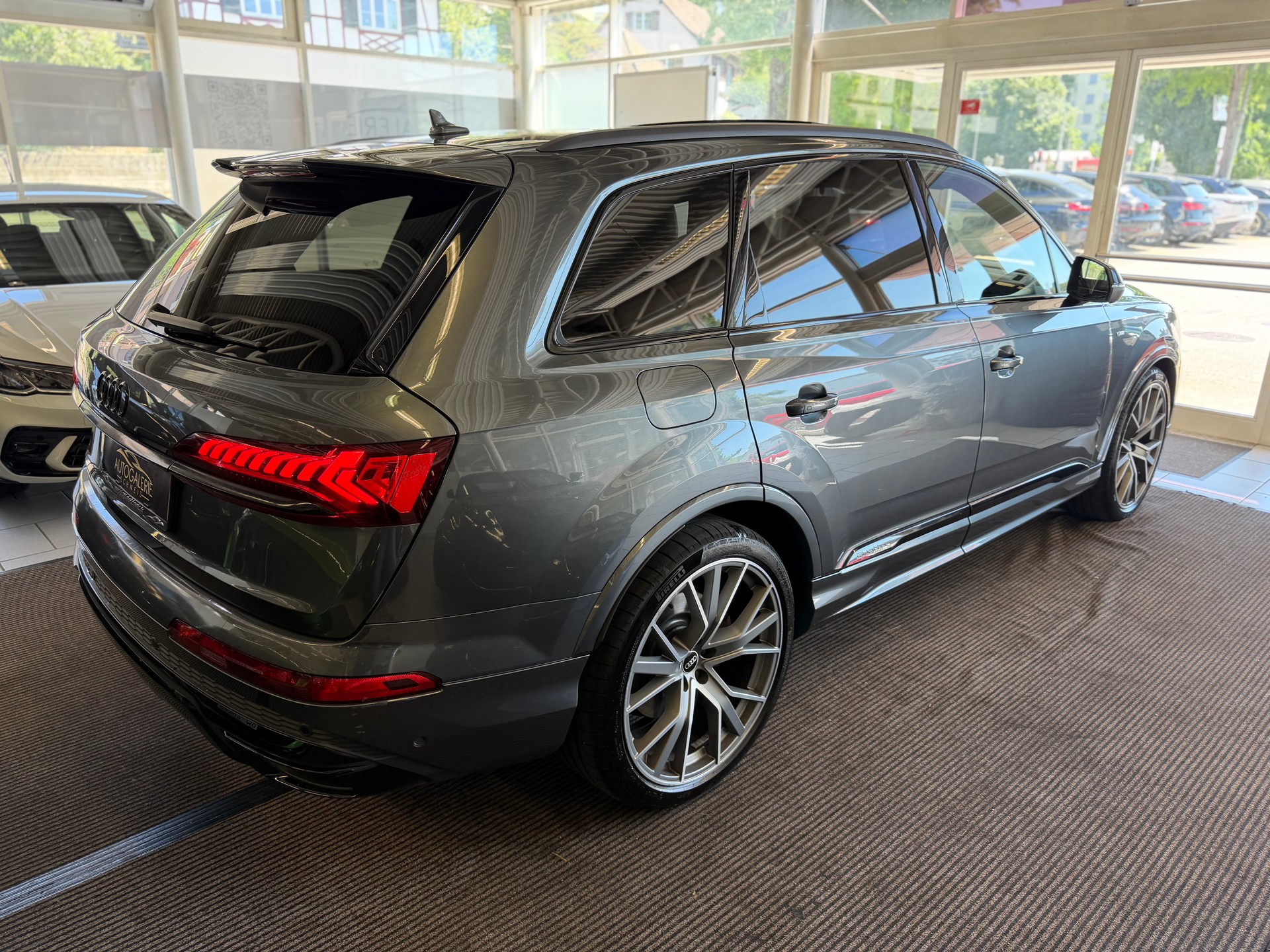 AUDI Q7 55 TFSI S Line quattro | CH | NP: 150K | Alle Service | AHK | Pano | Standhei. | Matrix | 22" | 7 Sitzer |-image-33