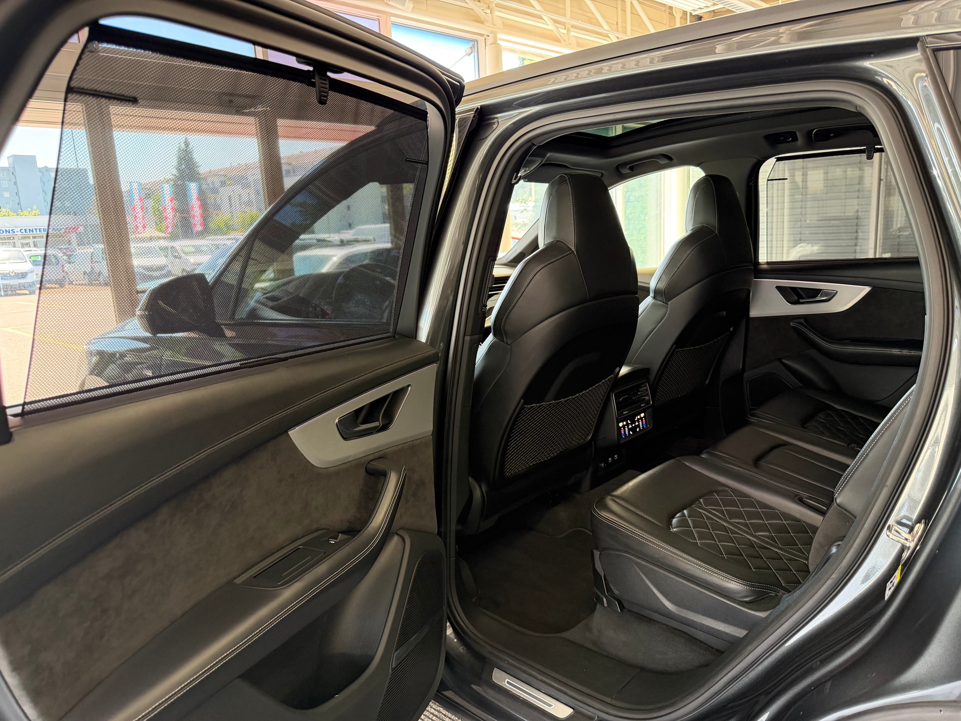 AUDI Q7 55 TFSI S Line quattro | CH | NP: 150K | Alle Service | AHK | Pano | Standhei. | Matrix | 22" | 7 Sitzer |-image-23