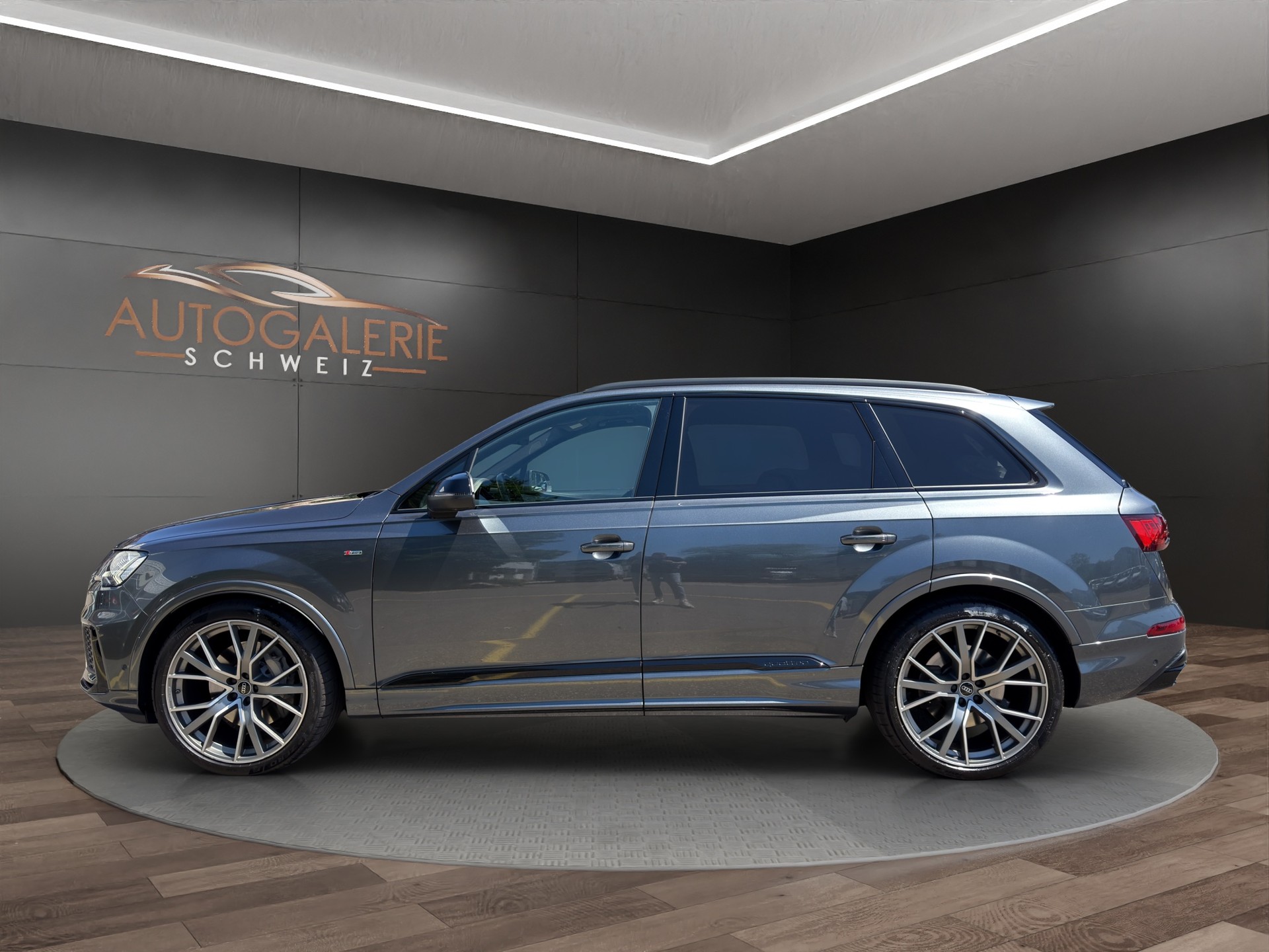 AUDI Q7 55 TFSI S Line quattro | CH | NP: 150K | Alle Service | AHK | Pano | Standhei. | Matrix | 22" | 7 Sitzer |-showroom-element-1