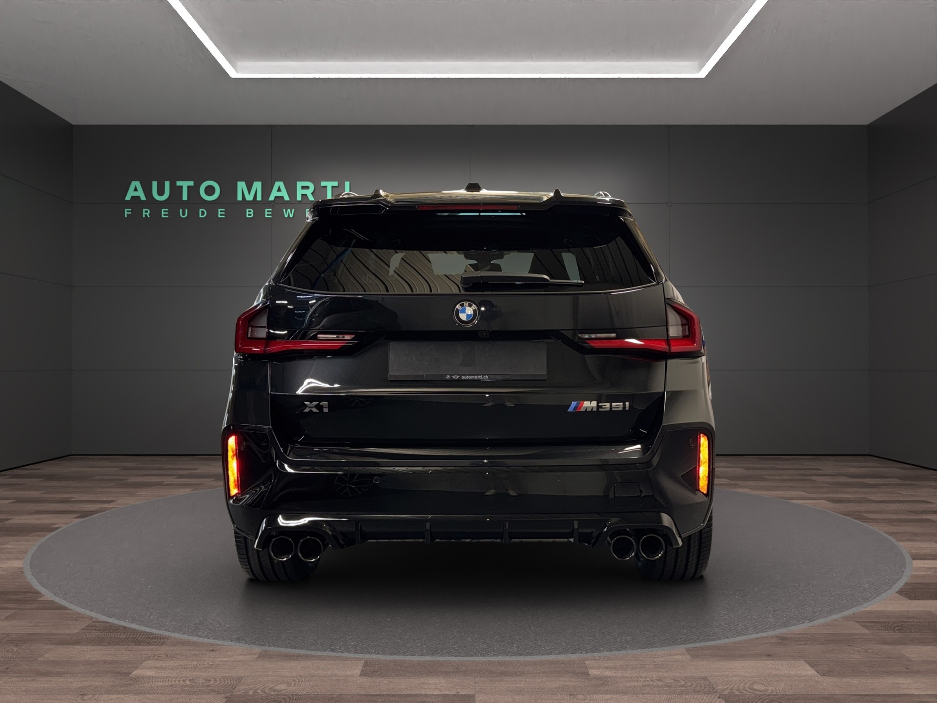 BMW X1 M35i-showroom-element-2