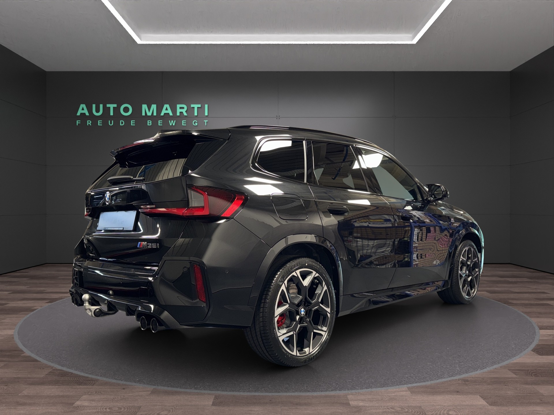 BMW X1 M35i-showroom-element-3