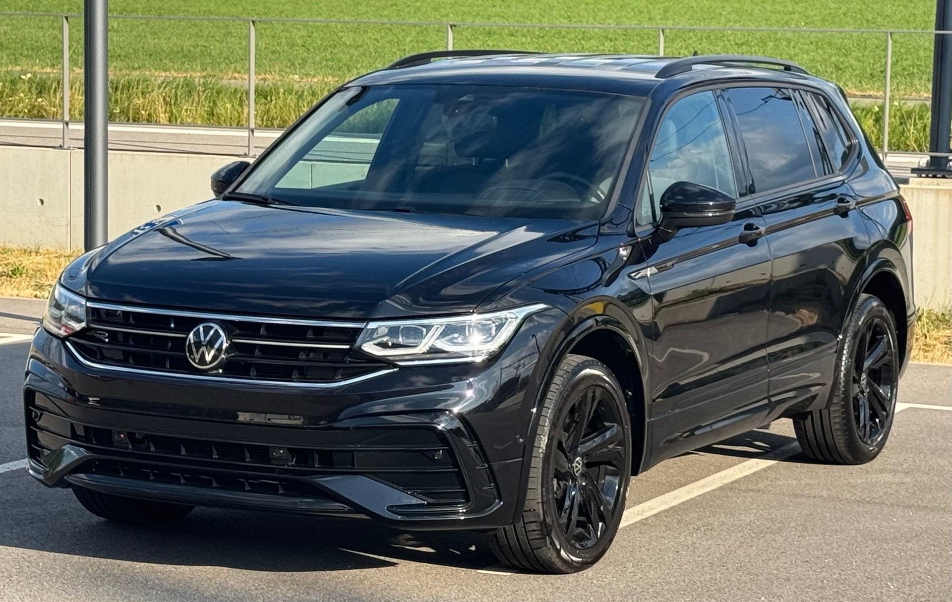 VW Tiguan Allspace 2.0 TDI SCR R-Line 4Motion DSG-image-0