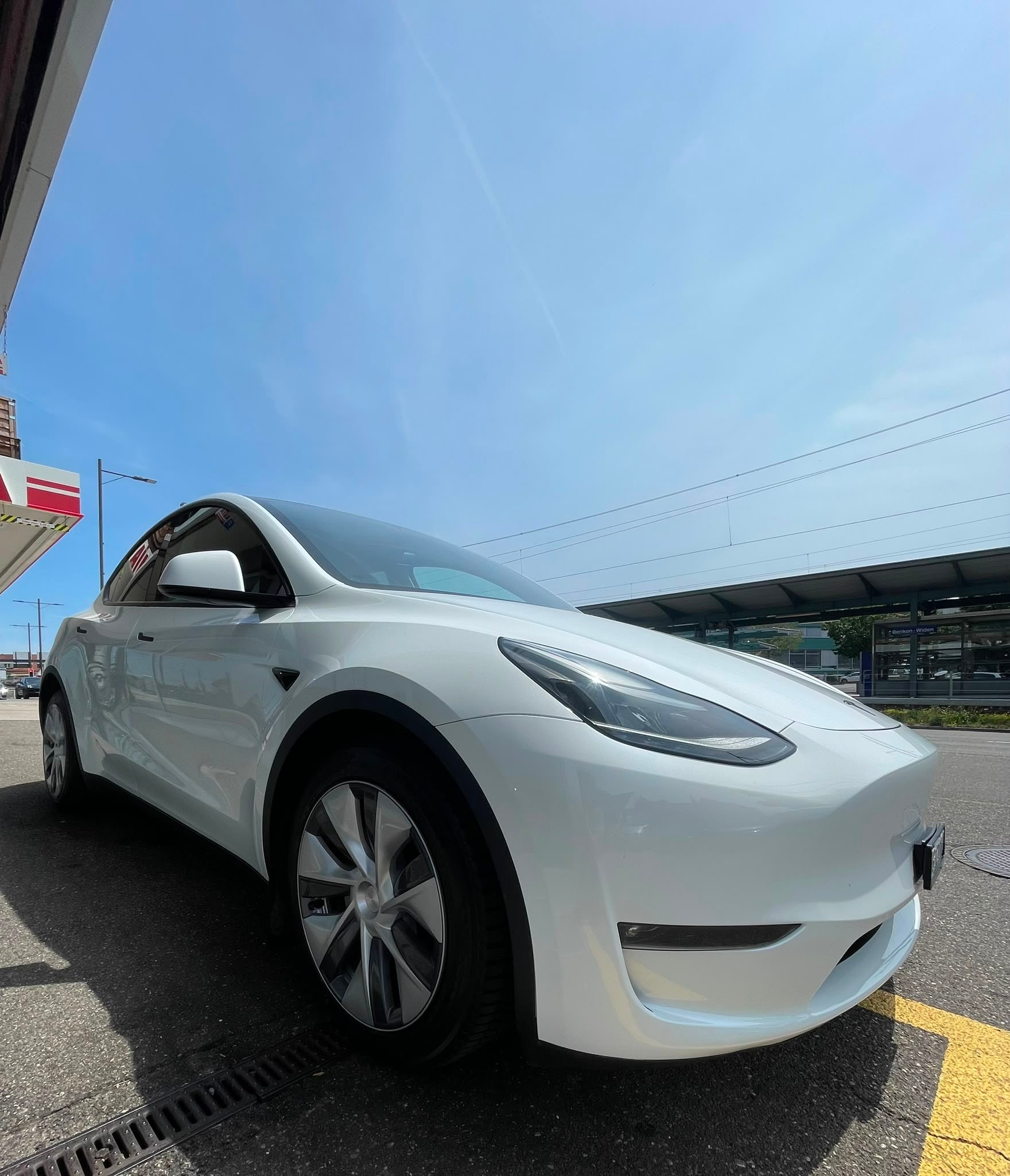 TESLA Model Y Long Range 533 km (WLTP) 514PS SOH 95% Made in Berlin CH-Auto mit Werksgarantie-image-2