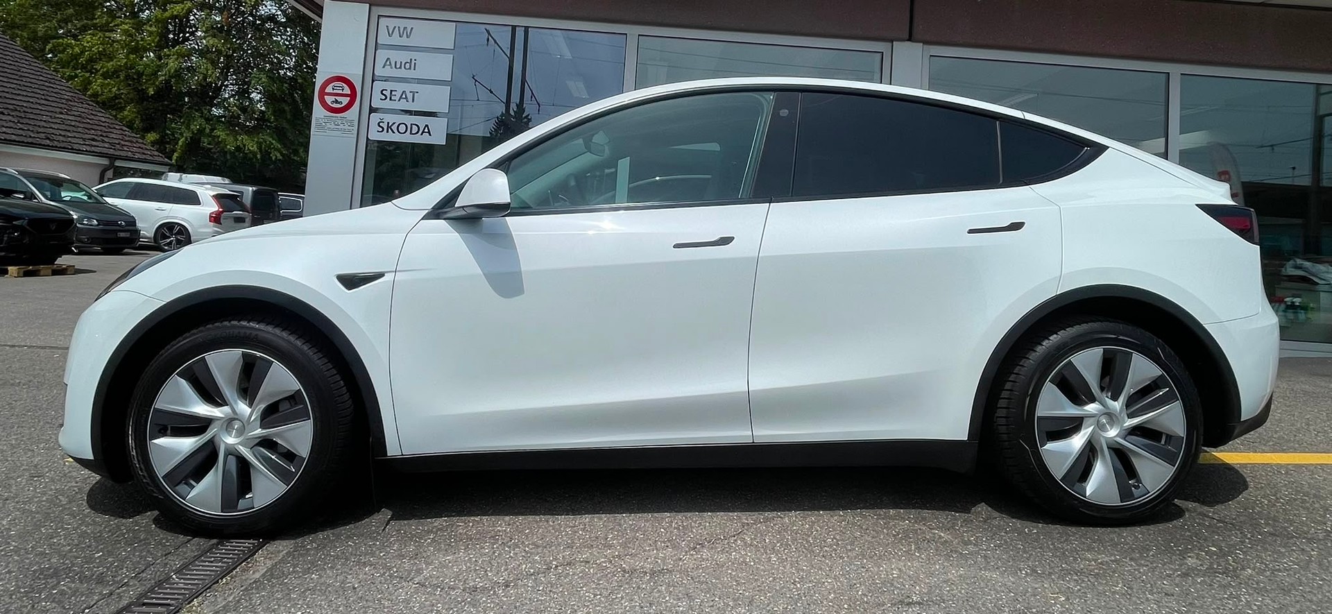 TESLA Model Y Long Range 533 km (WLTP) 514PS SOH 95% Made in Berlin CH-Auto mit Werksgarantie-image-1