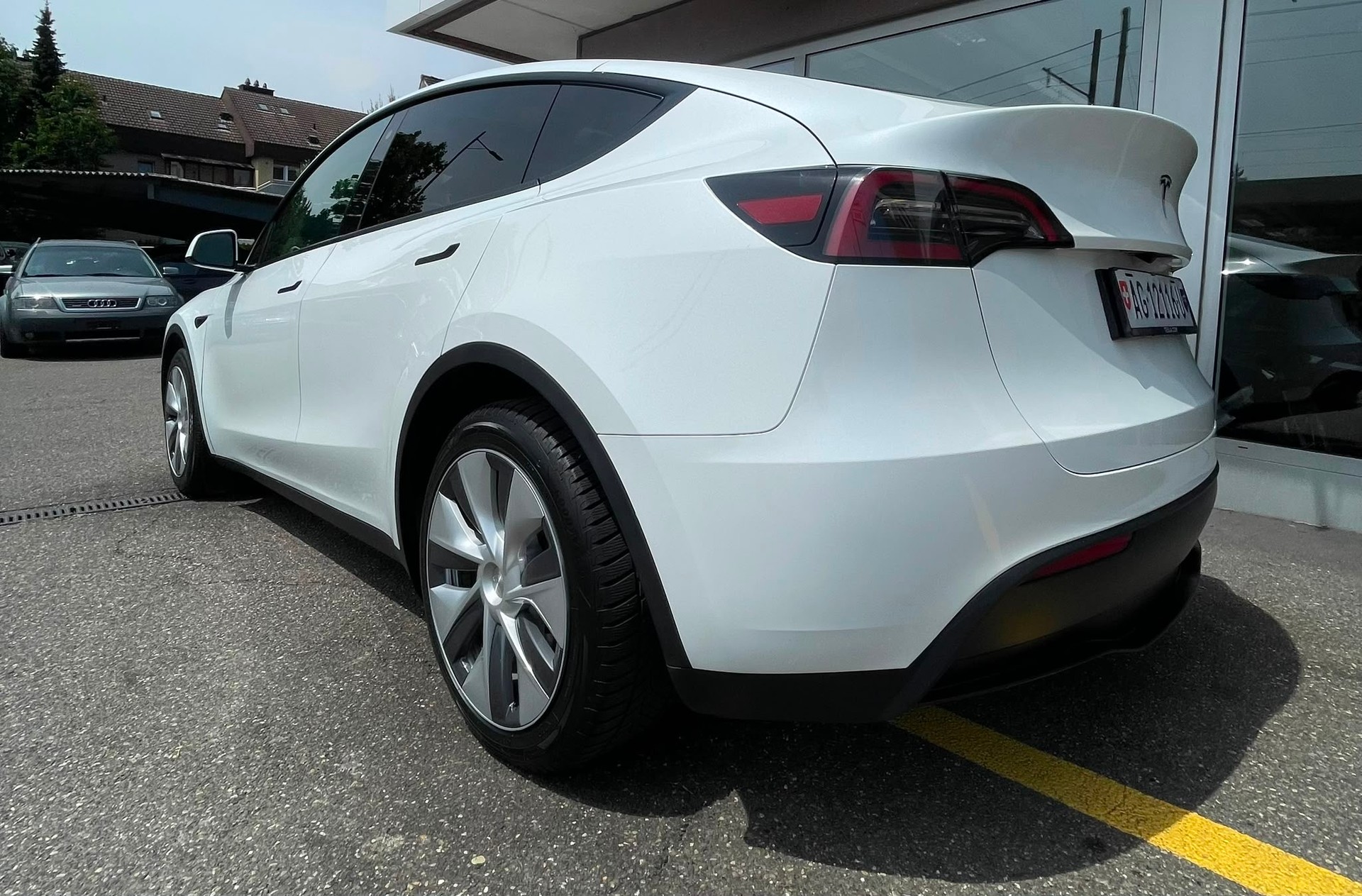 TESLA Model Y Long Range 533 km (WLTP) 514PS SOH 95% Made in Berlin CH-Auto mit Werksgarantie-image-4