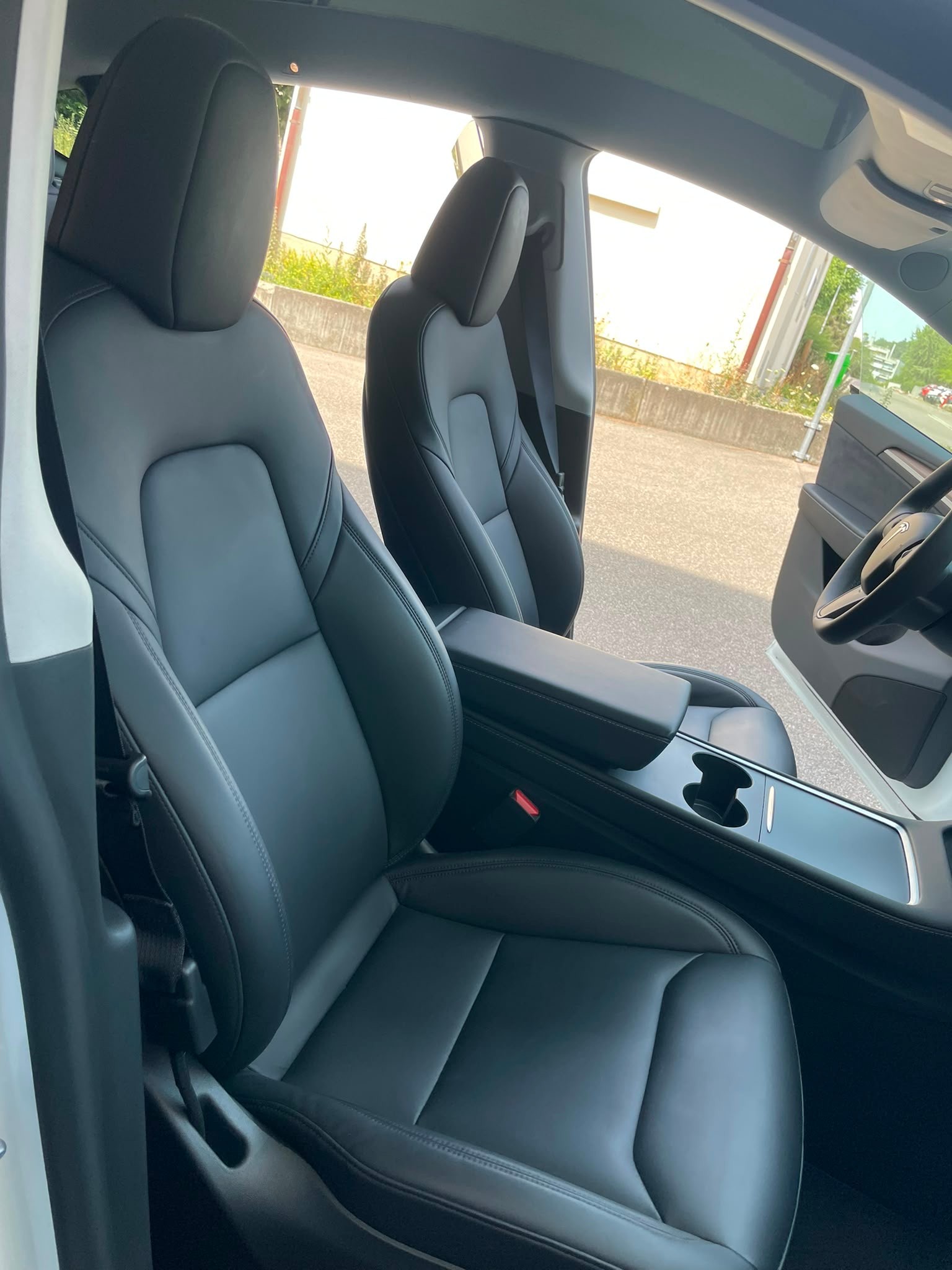 TESLA Model Y Long Range 533 km (WLTP) 514PS SOH 95% Made in Berlin CH-Auto mit Werksgarantie-image-14