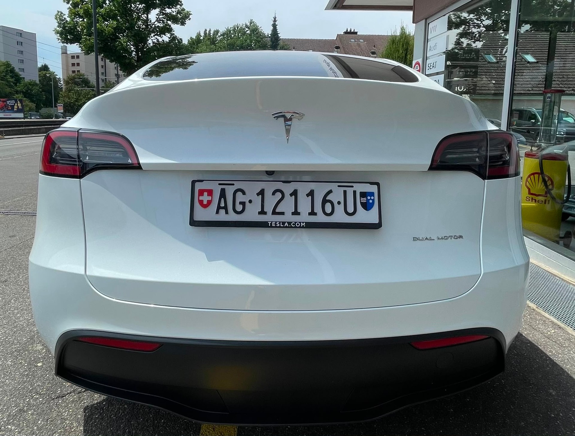 TESLA Model Y Long Range 533 km (WLTP) 514PS SOH 95% Made in Berlin CH-Auto mit Werksgarantie-image-3