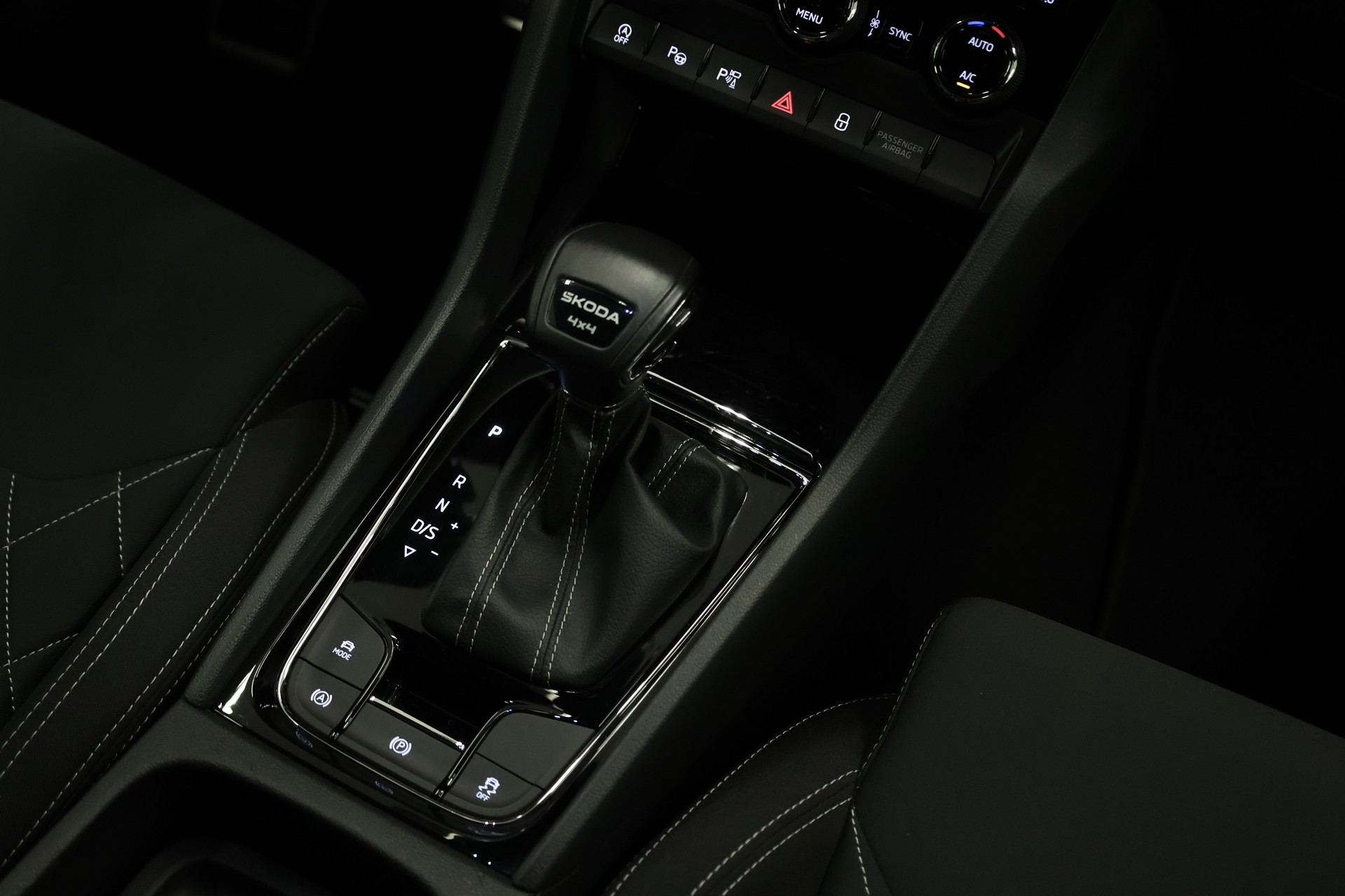 SKODA Karoq 2.0 TSI SportLine 4x4 DSG-image-19