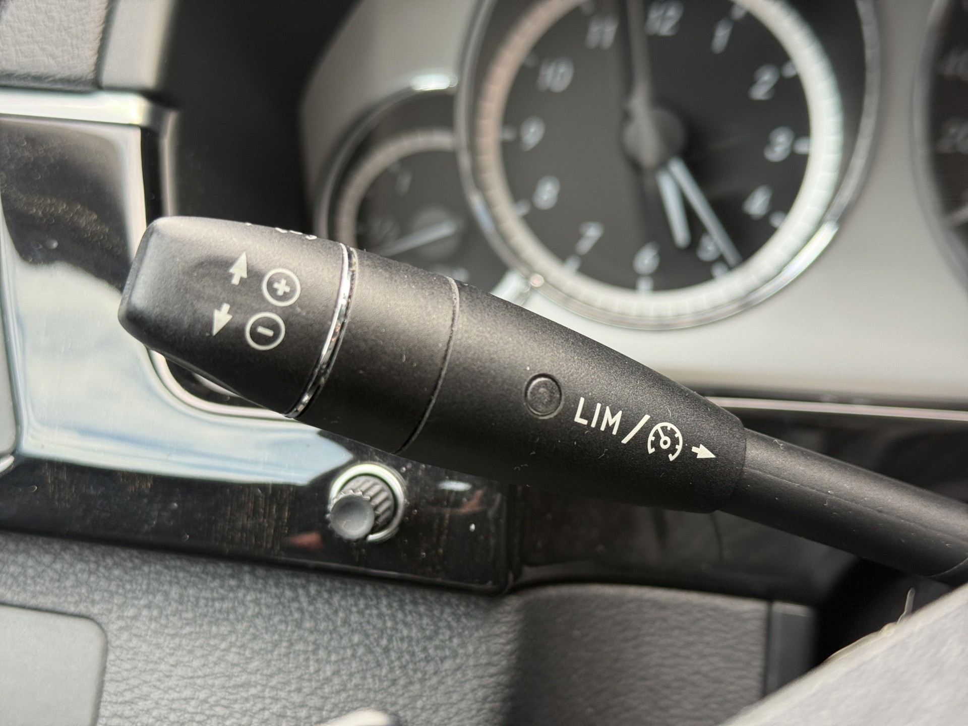 MERCEDES-BENZ E 300 CDI BlueEfficiency Avantgarde 7G-Tronic-image-17