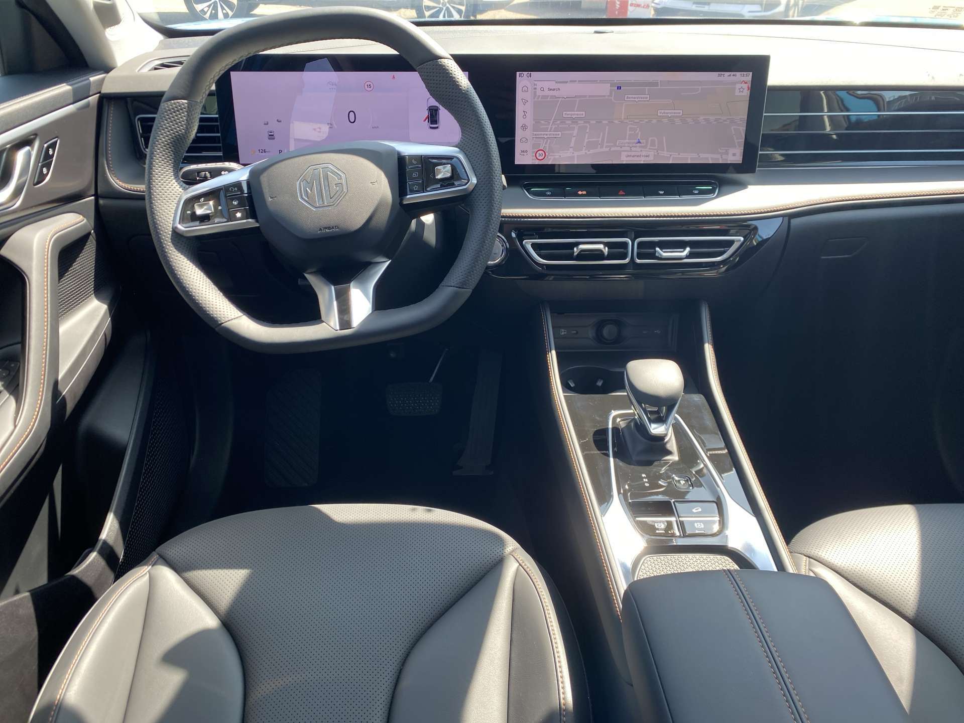 MG HS 1.5 T HEV+ Luxury 224PS Automat-image-3