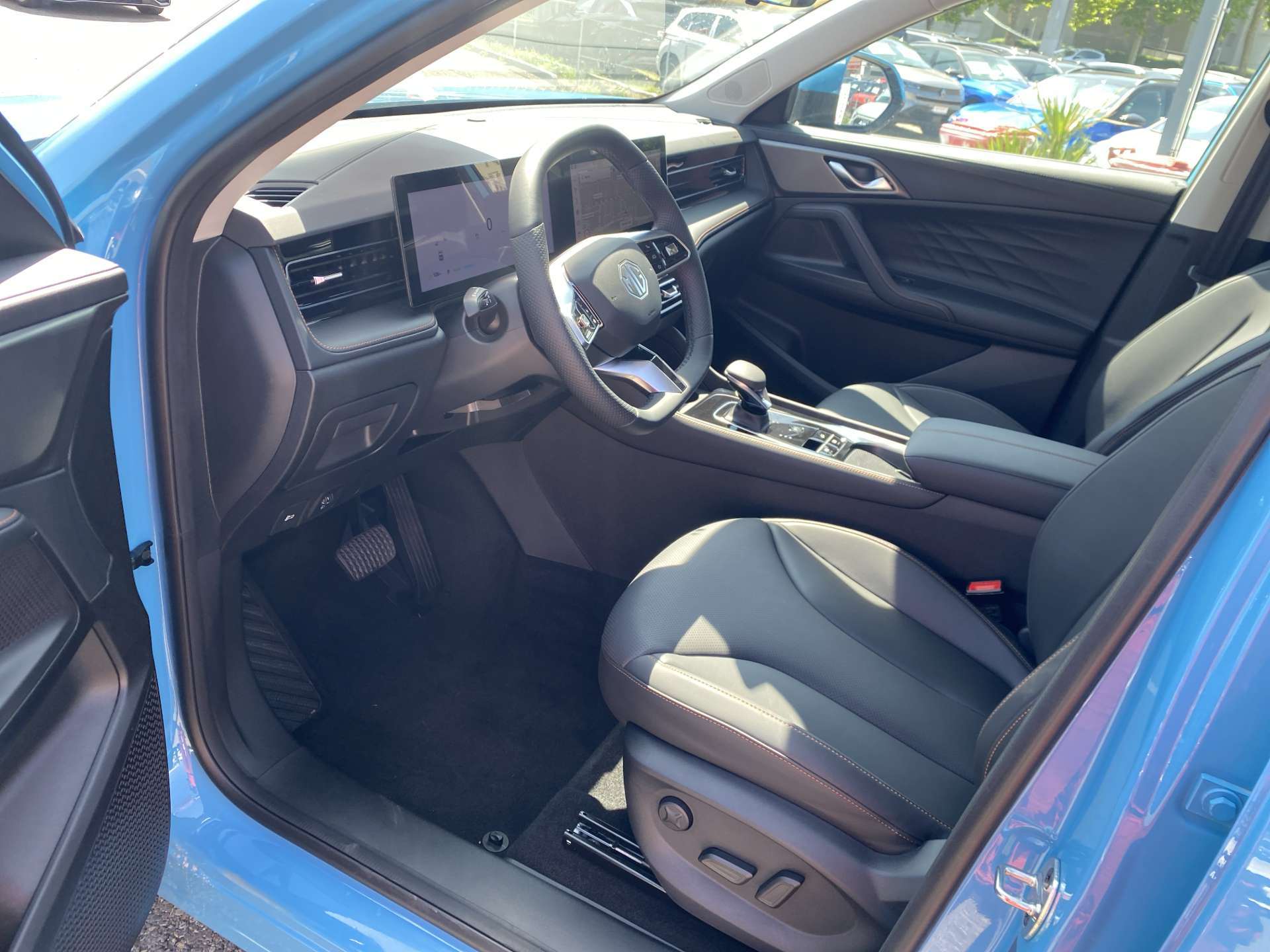 MG HS 1.5 T HEV+ Luxury 224PS Automat-image-4