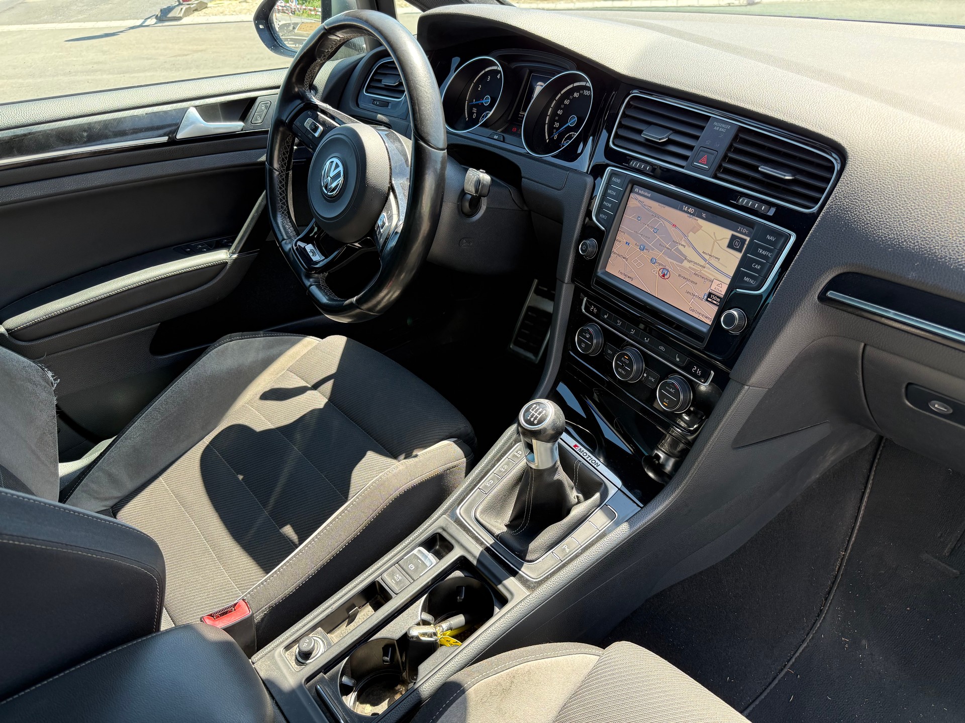 VW Golf 2.0 TSI R 4Motion-image-10