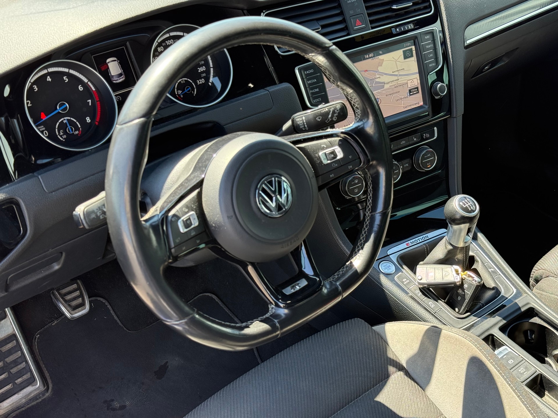 VW Golf 2.0 TSI R 4Motion-image-9