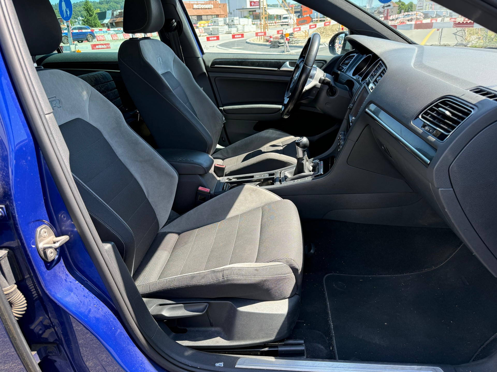 VW Golf 2.0 TSI R 4Motion-image-11